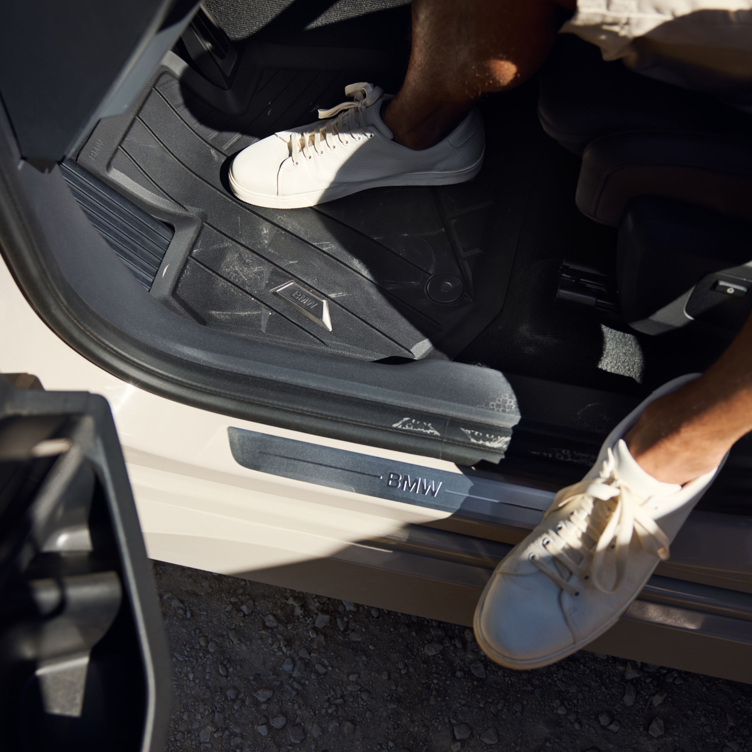 Osoba vystupující z BMW – detailní pohled na prostor pro nohy