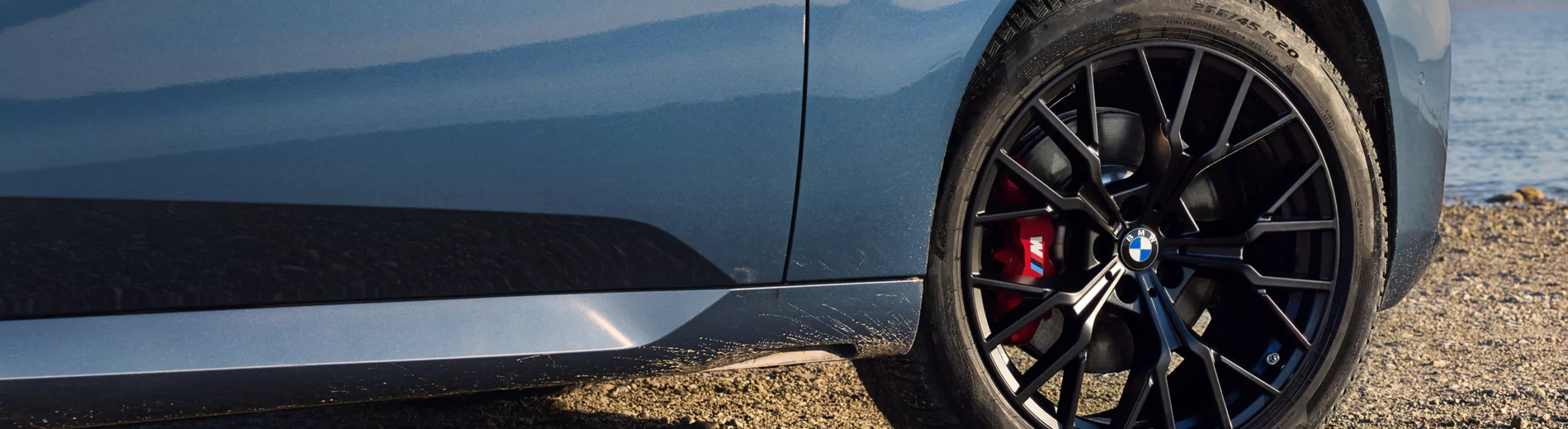 Une BMW est stationnée sur une plateforme – vue détaillée de la roue