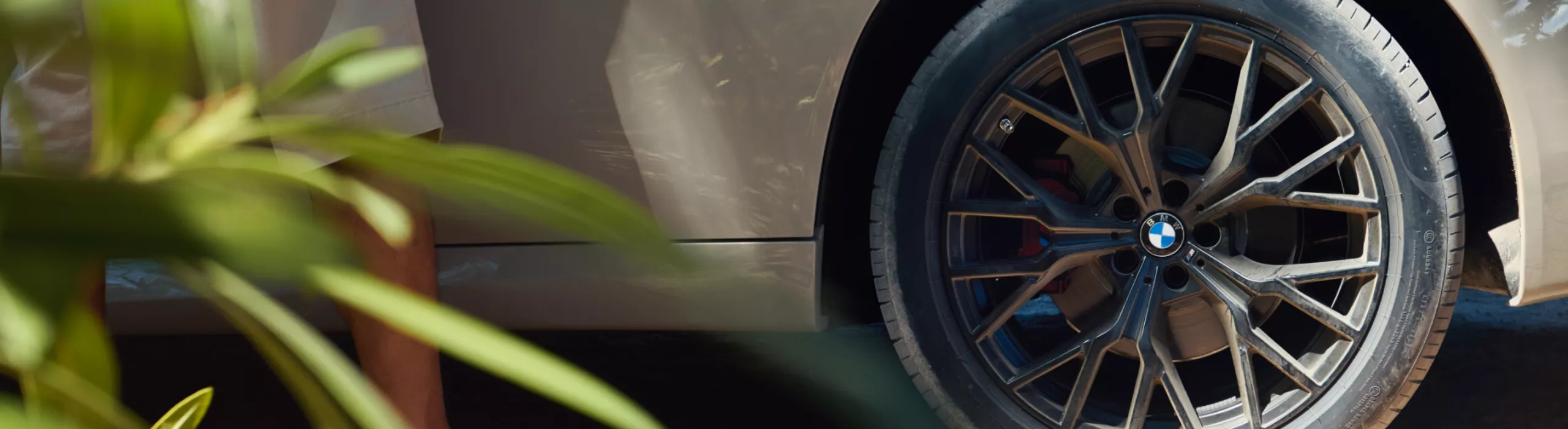 BMW стои на карпеста плажа — детален поглед на тркалото