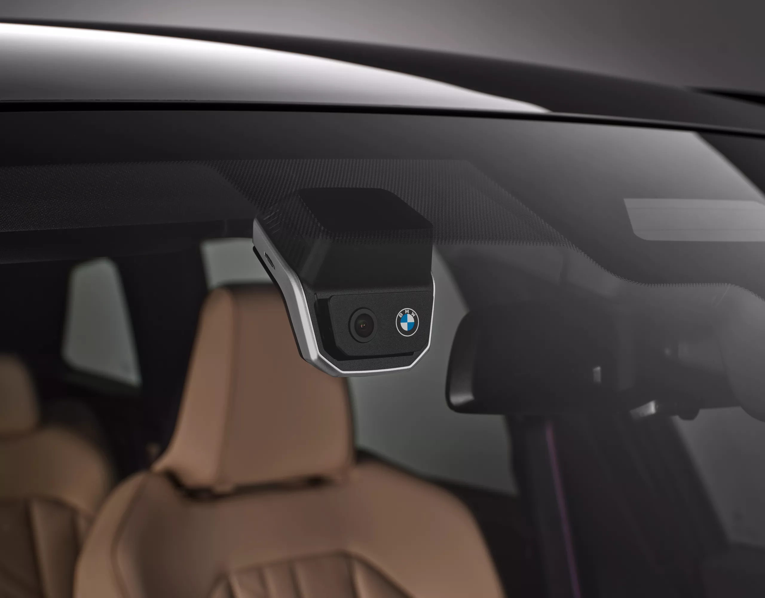 Person loads the rear box mounted on the BMW