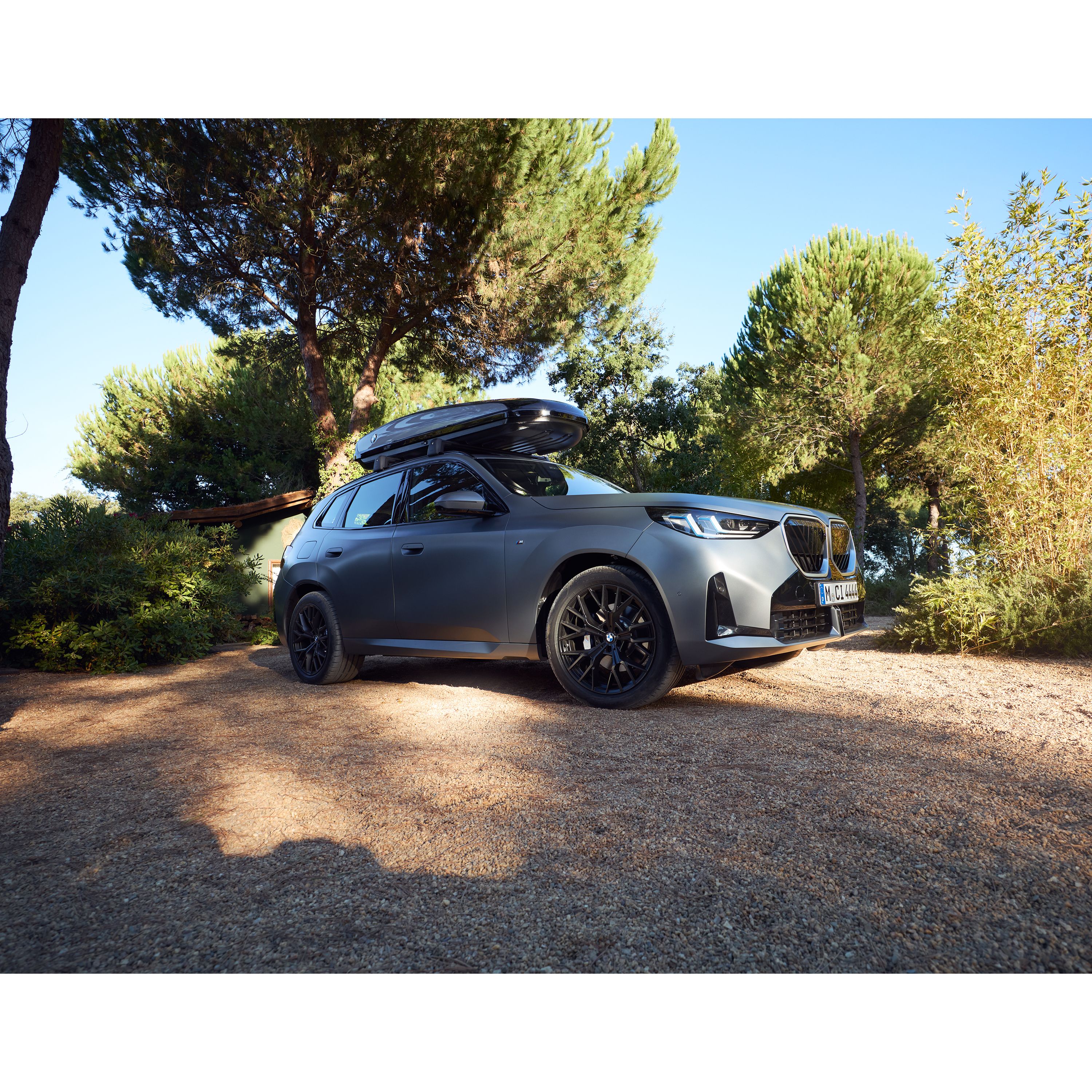 BMW Value Service, BMW стоїть перед гаражем з моделями