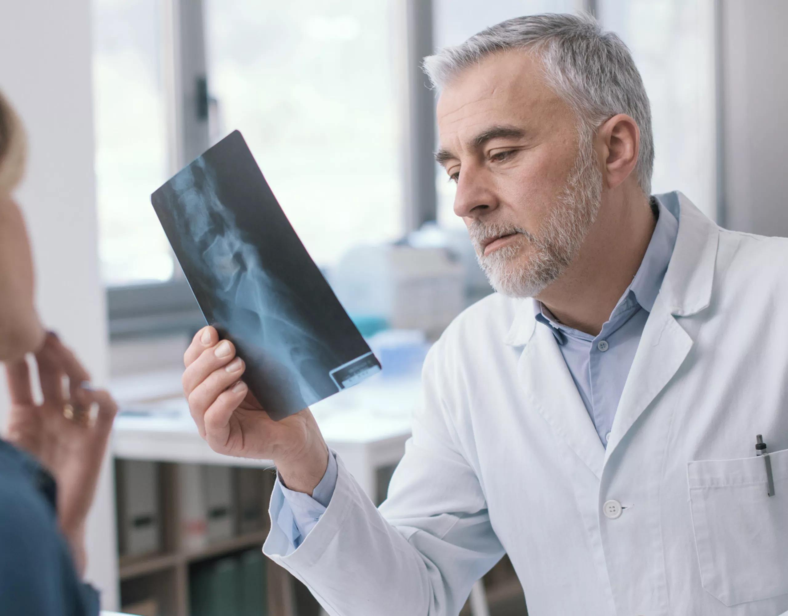 Frau in der Beratung beim Arzt