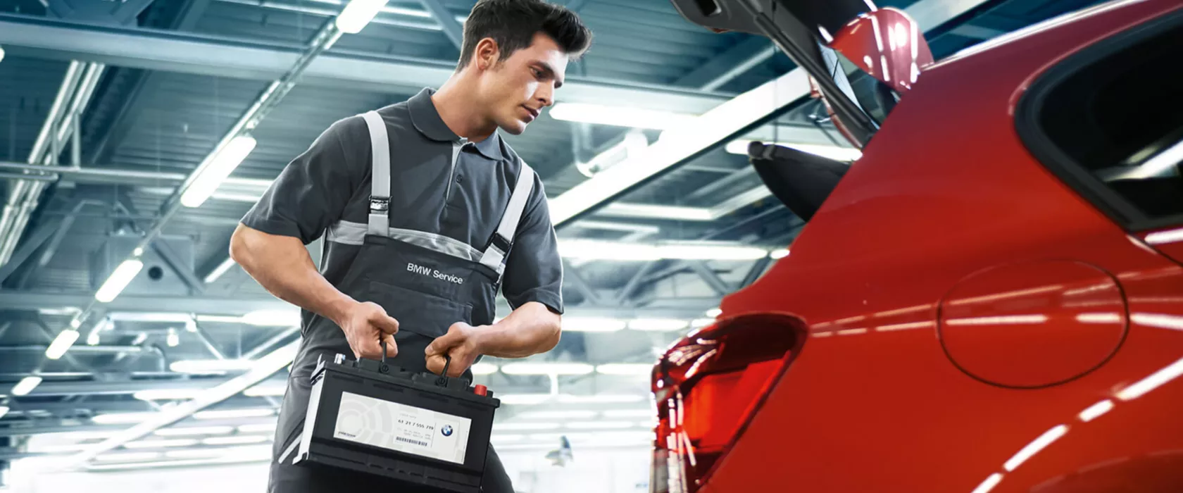 Byte av bilbatteri på BMW Serviceverkstad