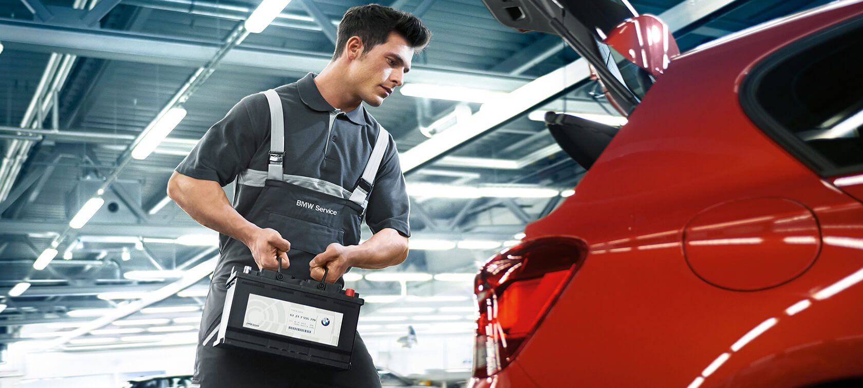 Byte av bilbatteri på BMW Serviceverkstad