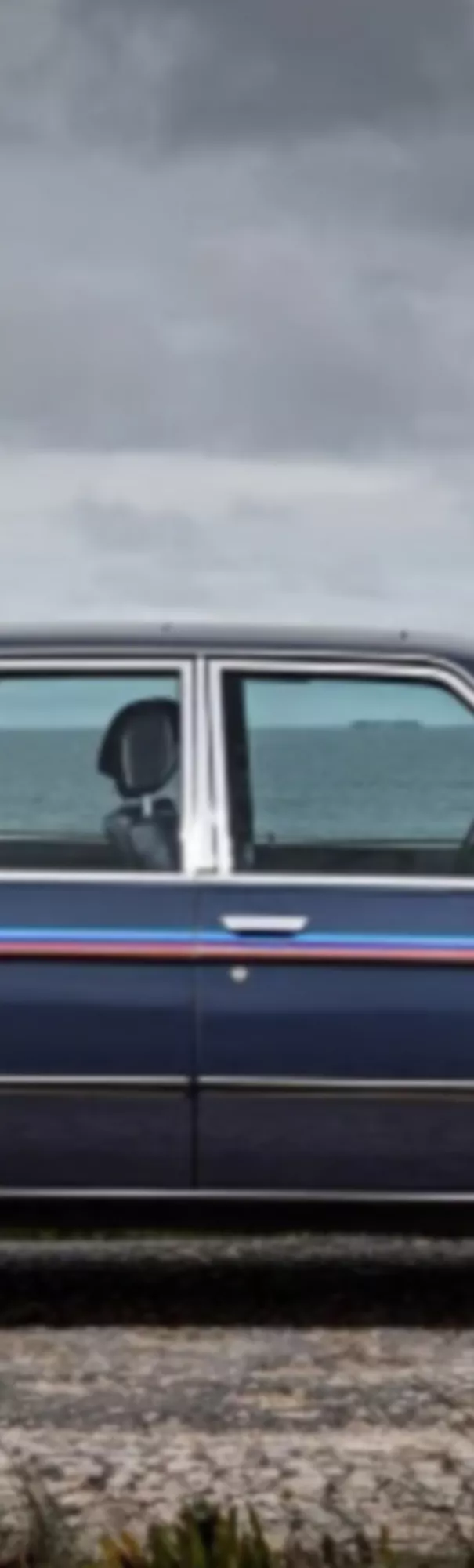 En mörkblå BMW 5-serie sett från sidan