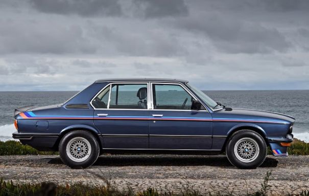 En mörkblå BMW 5-serie sett från sidan