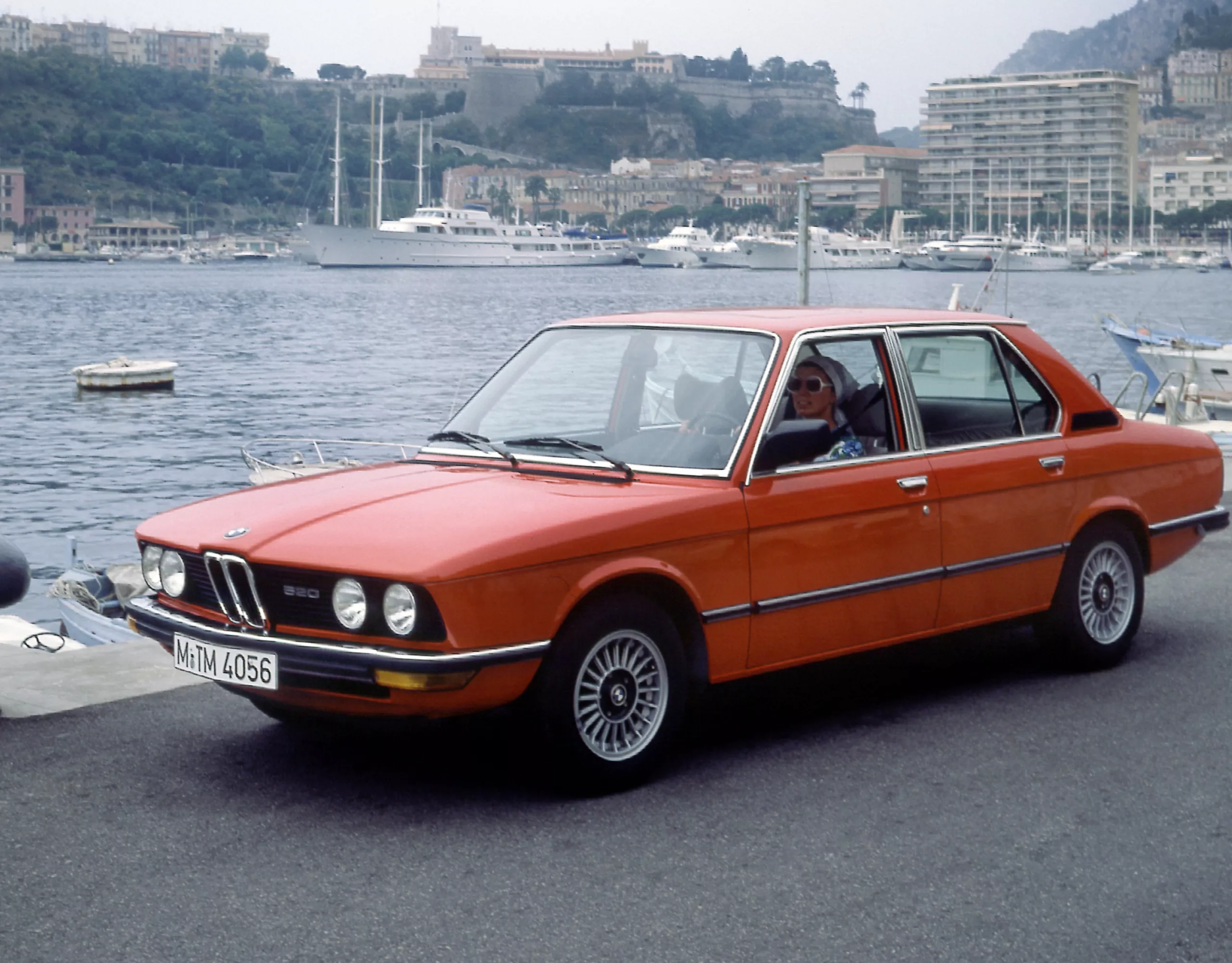 BMW 520 (E12) vue de trois quarts face à l’arrêt