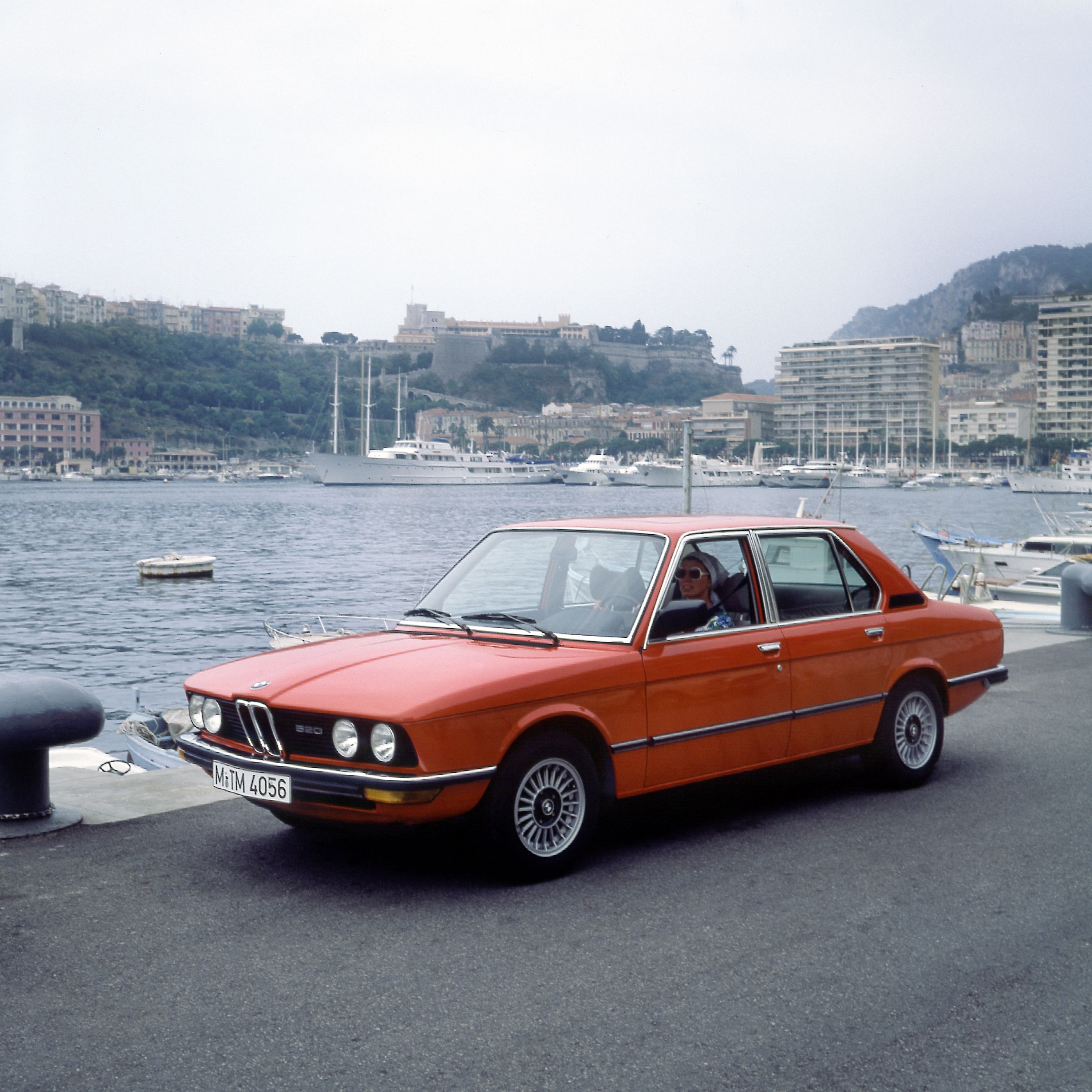 BMW 520 (E12) driekwart vooraanzicht stilstaand