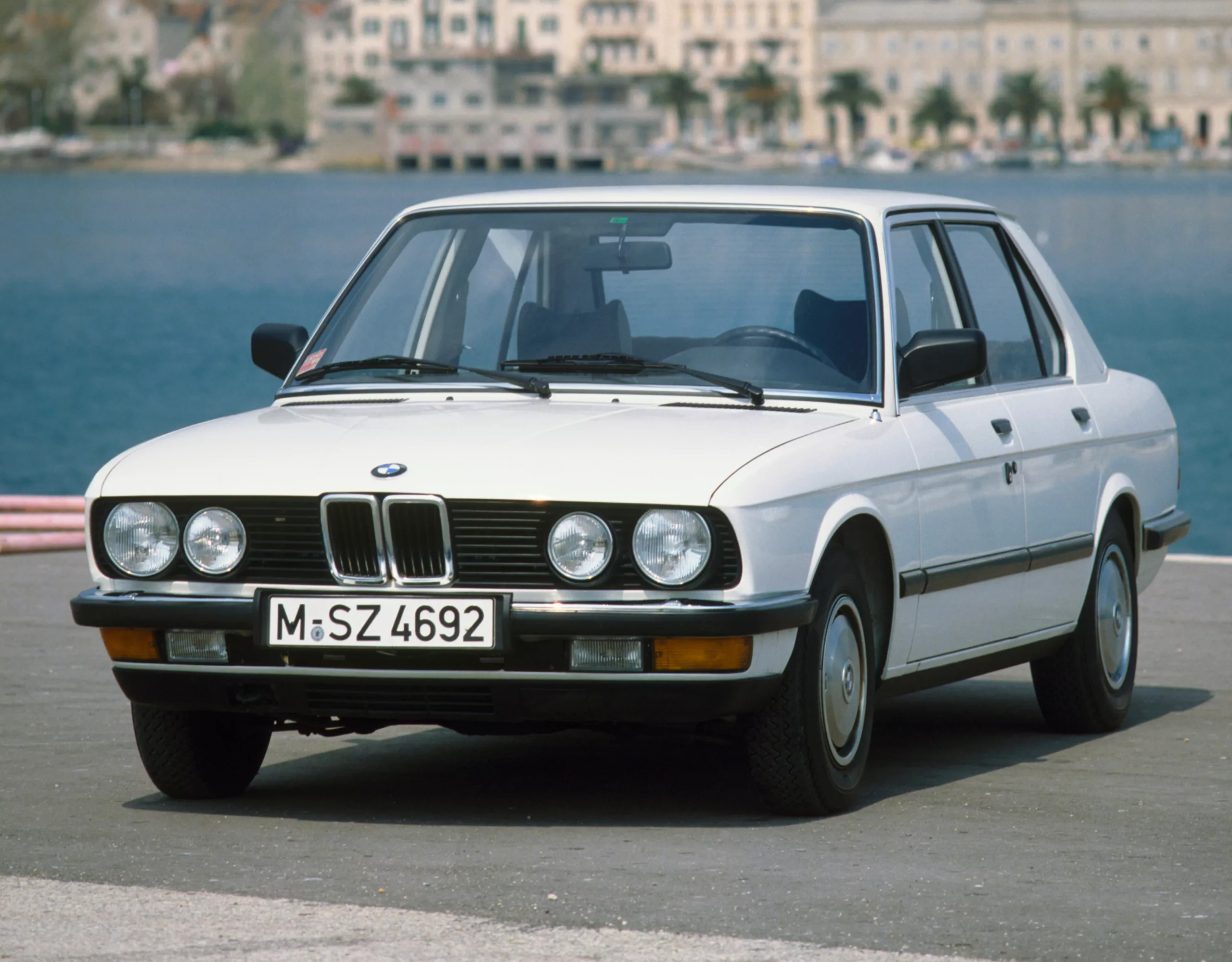 BMW Série 5 Berline (E28) vue de trois quarts de profil à l’arrêt