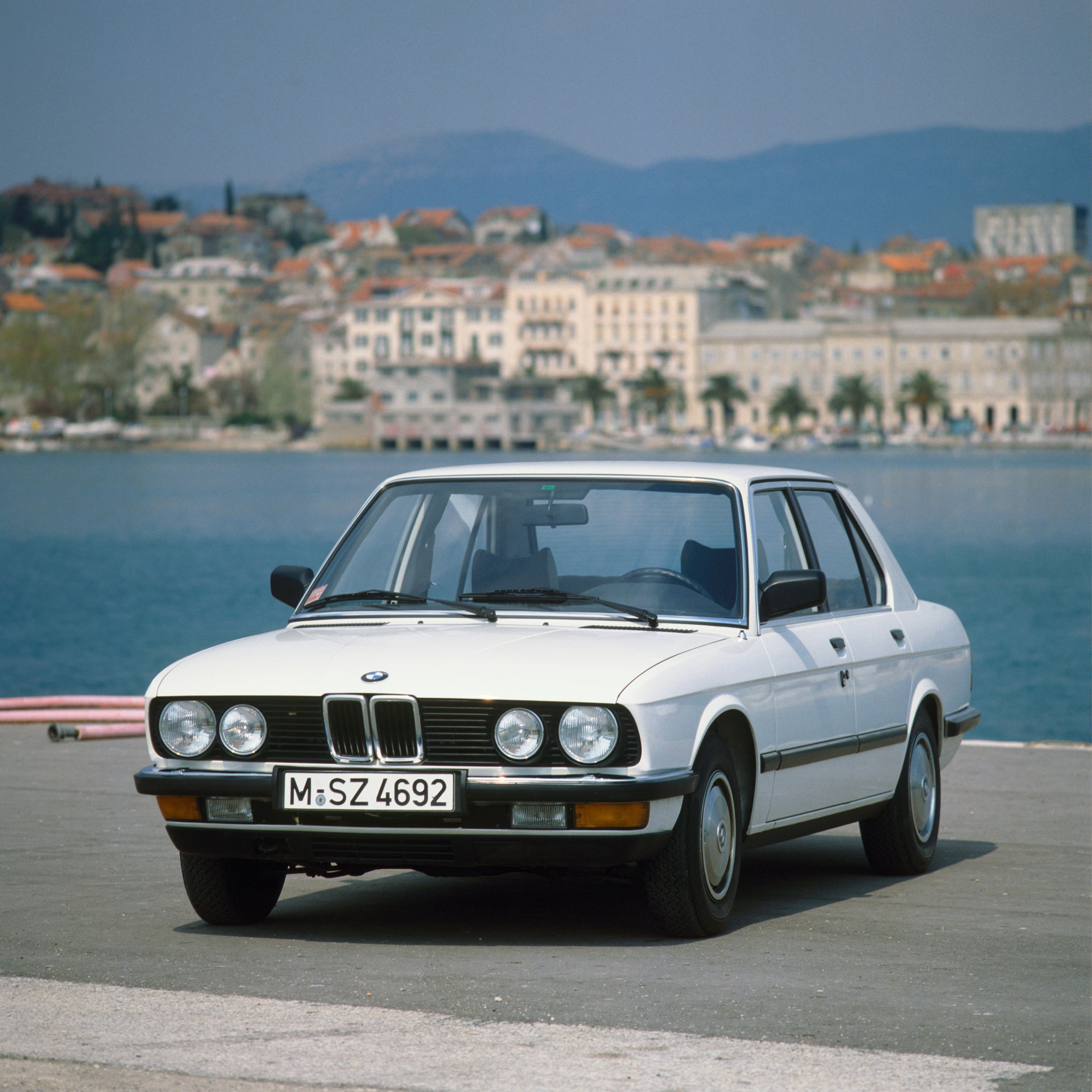BMW Série 5 Berline (E28) vue de trois quarts de profil à l’arrêt