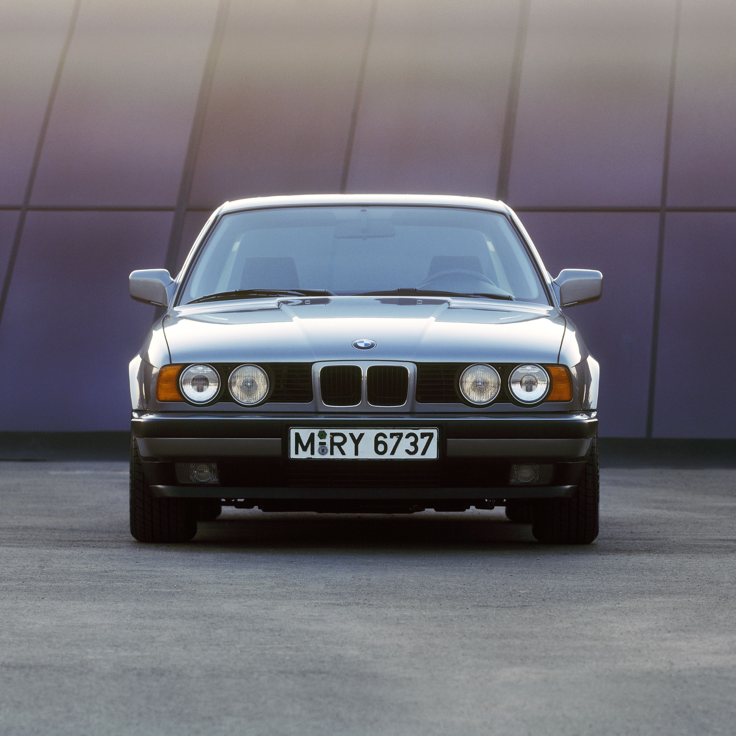 BMW M5 Sedan (E34) tříčtvrteční pohled zepředu při parkování