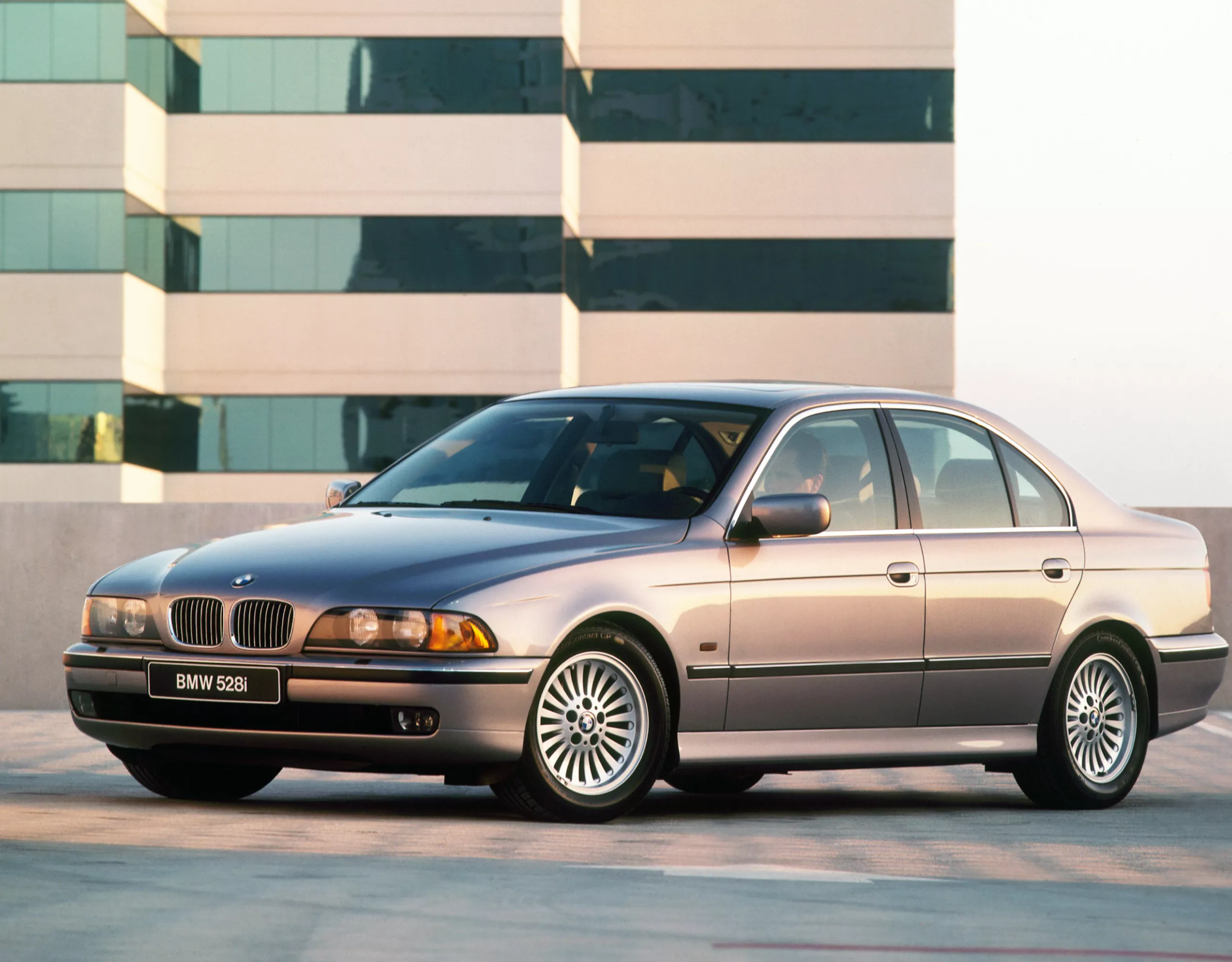 BMW 5 Series Sedan (E39) three-quarter side view while parked on the roof of a parking garage