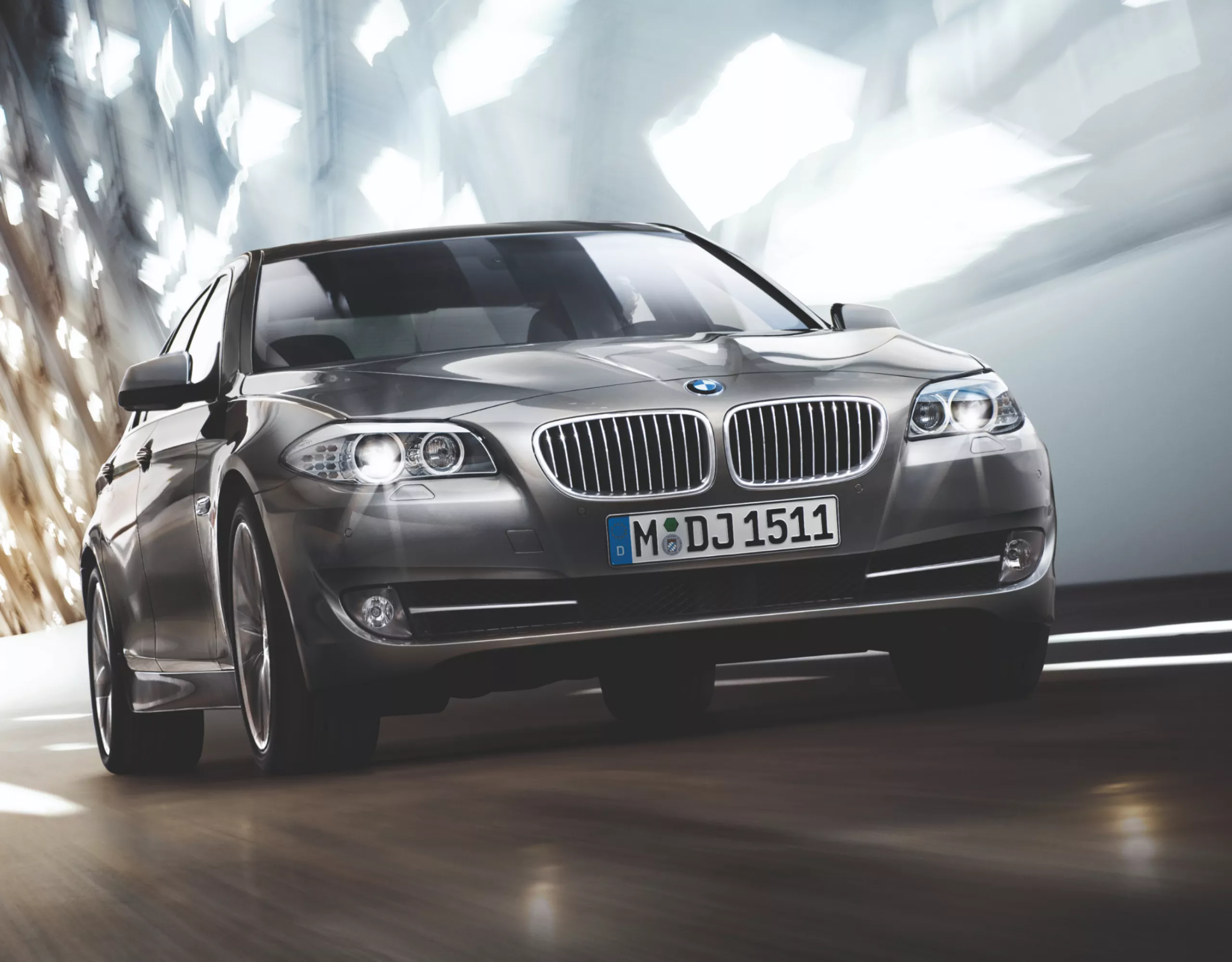 BMW 518d Berline (F10 LCI) vue trois quarts latérale en marche