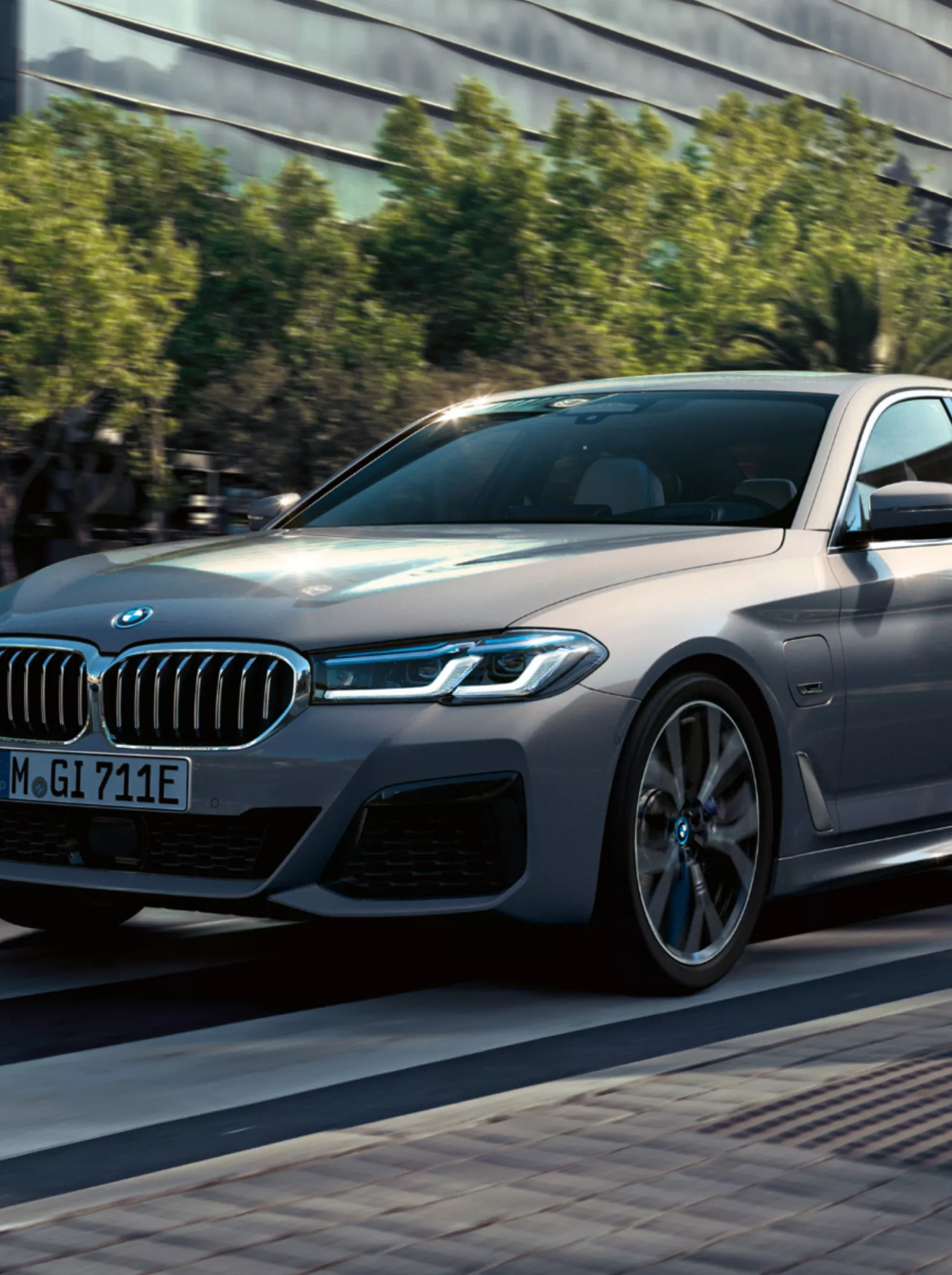 BMW 530e Berline (G30) vue de trois quarts avant en marche