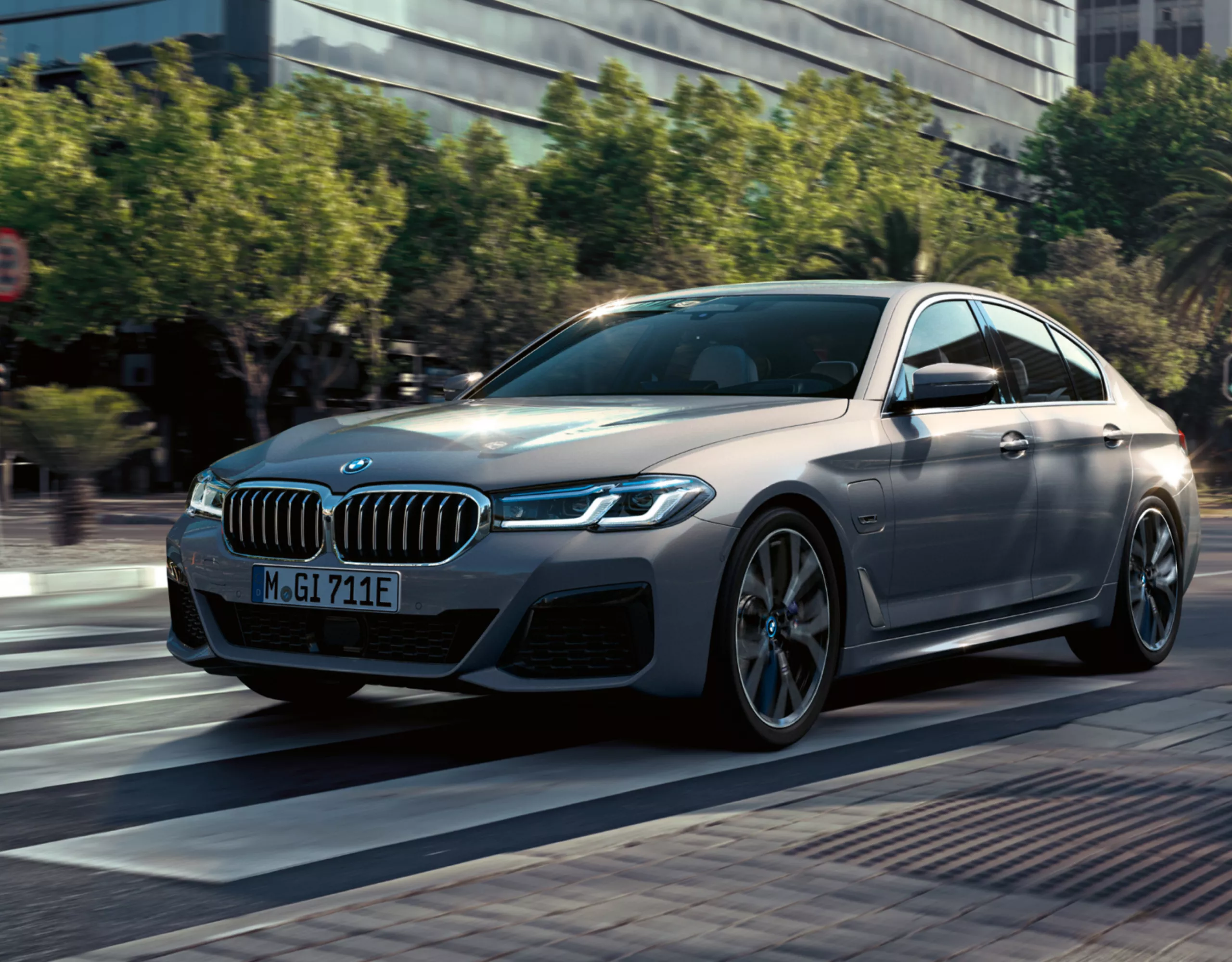BMW 530e豪華房車 (G30)，四分之三車頭視角行駛中