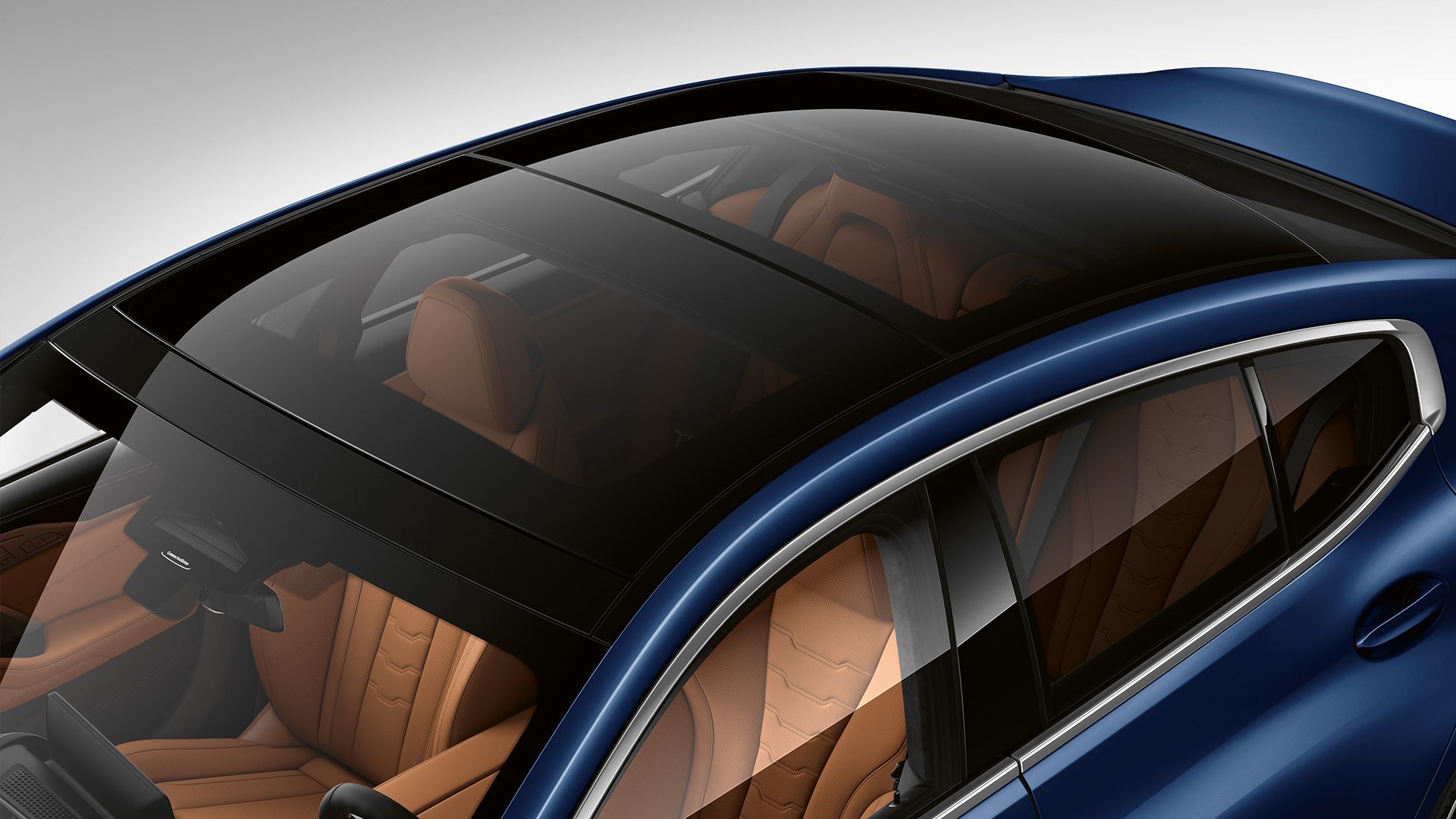 パノラマ・ガラス・サンルーフ（チルト&スライド、ブラインド付）	