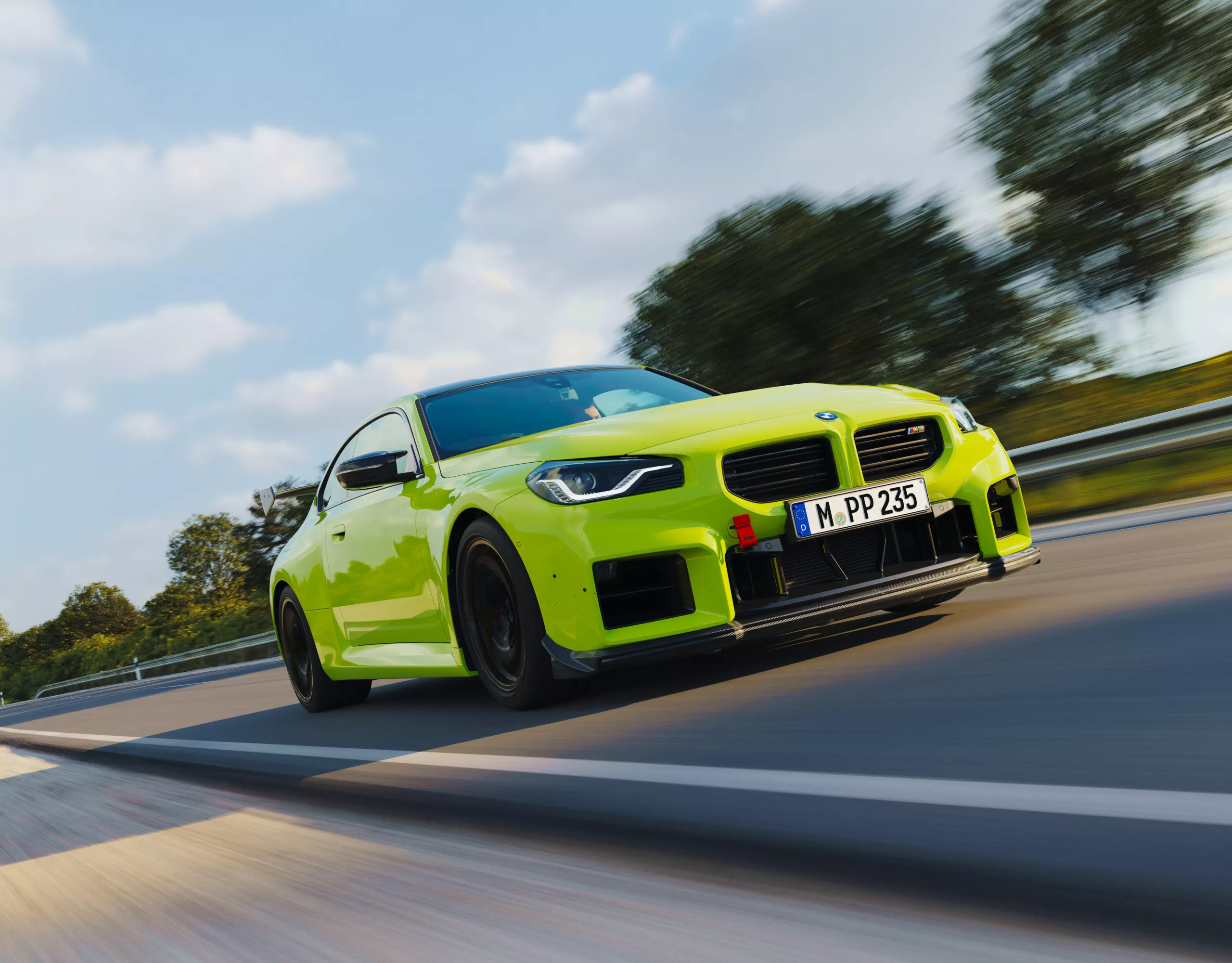 BMW M2 M Performance karbon első splitterrel, vidéki úton haladva