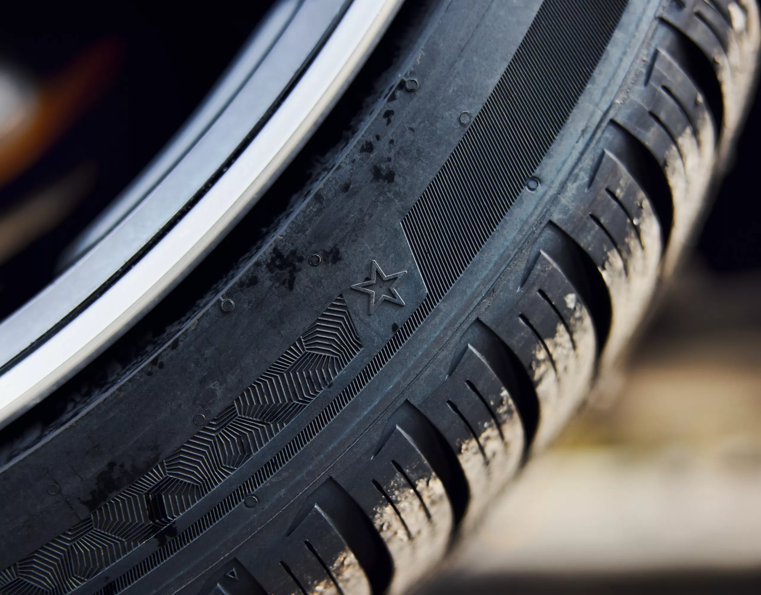 Gumiabroncs abroncsprofilja és oldalfala, BMW könnyűfém keréktárcsával