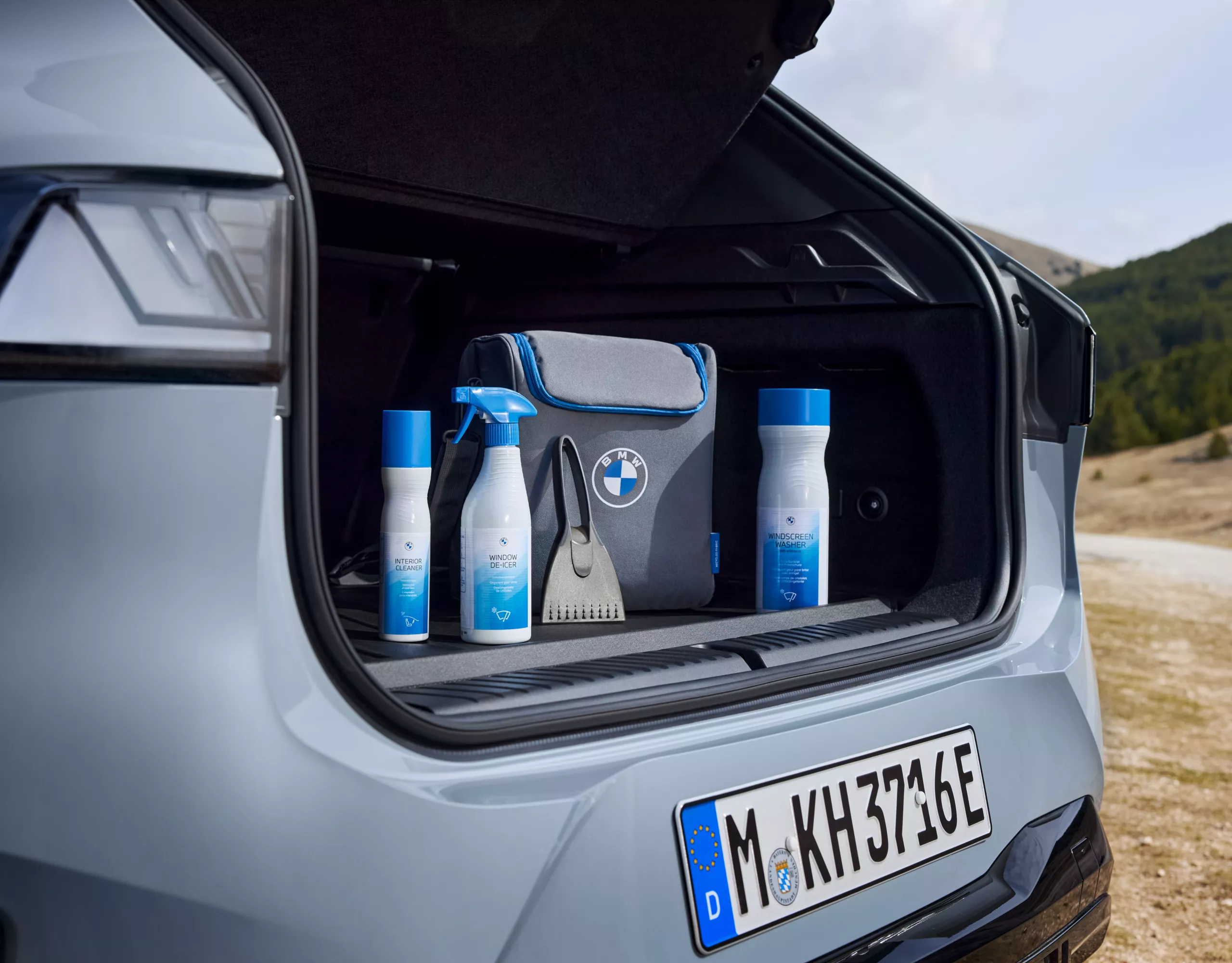 Pack de produits d'entretien BMW comprenant un nettoyant pour l'habitacle, un dégivrant pour vitres, un liquide lave-glace et un grattoir à givre dans le coffre
