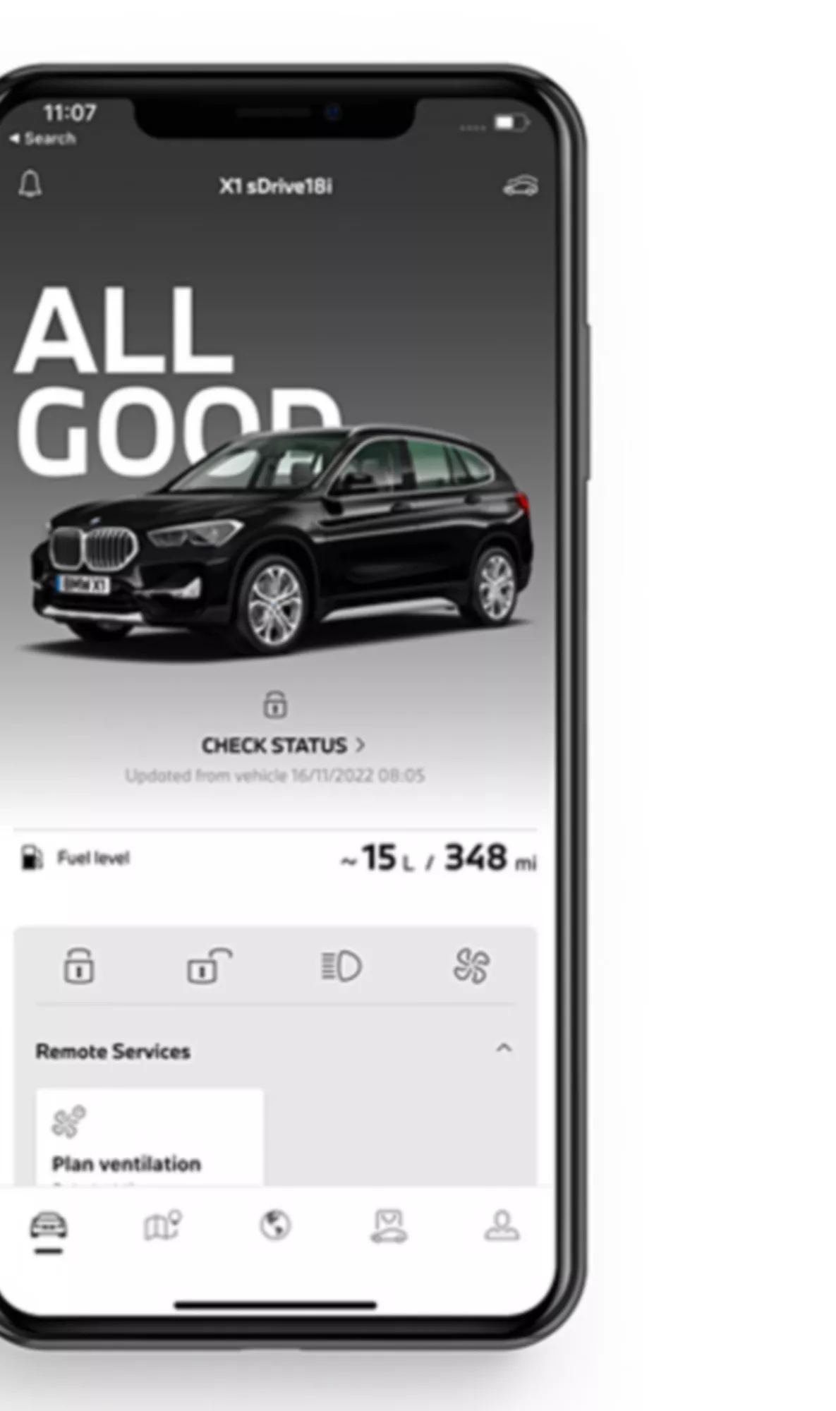 Teléfono móvil con la aplicación de BMW abierta, mostrando el estado del vehículo, el nivel de combustible y los servicios remotos
