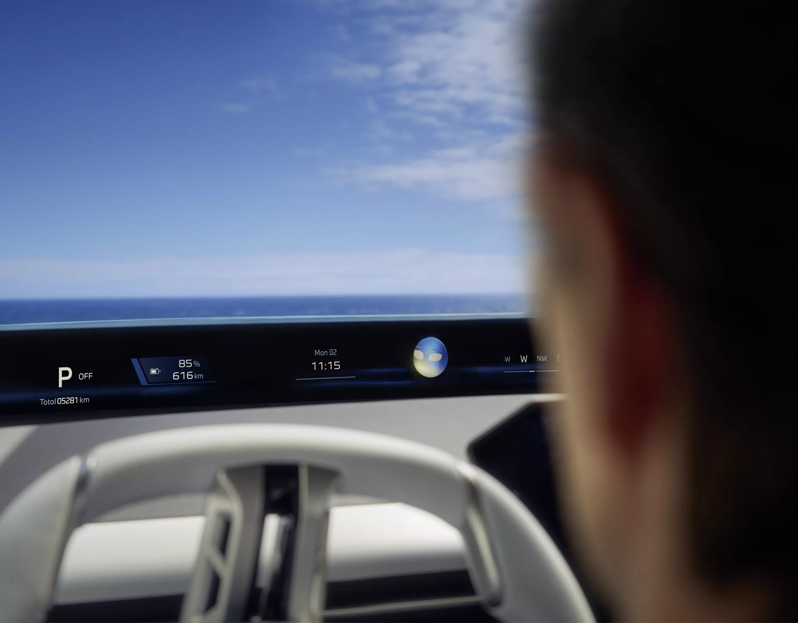 The picture shows a person looking at the digital vehicle cockpit of a BMW, whose intelligent personal assistant enables intuitive voice control.