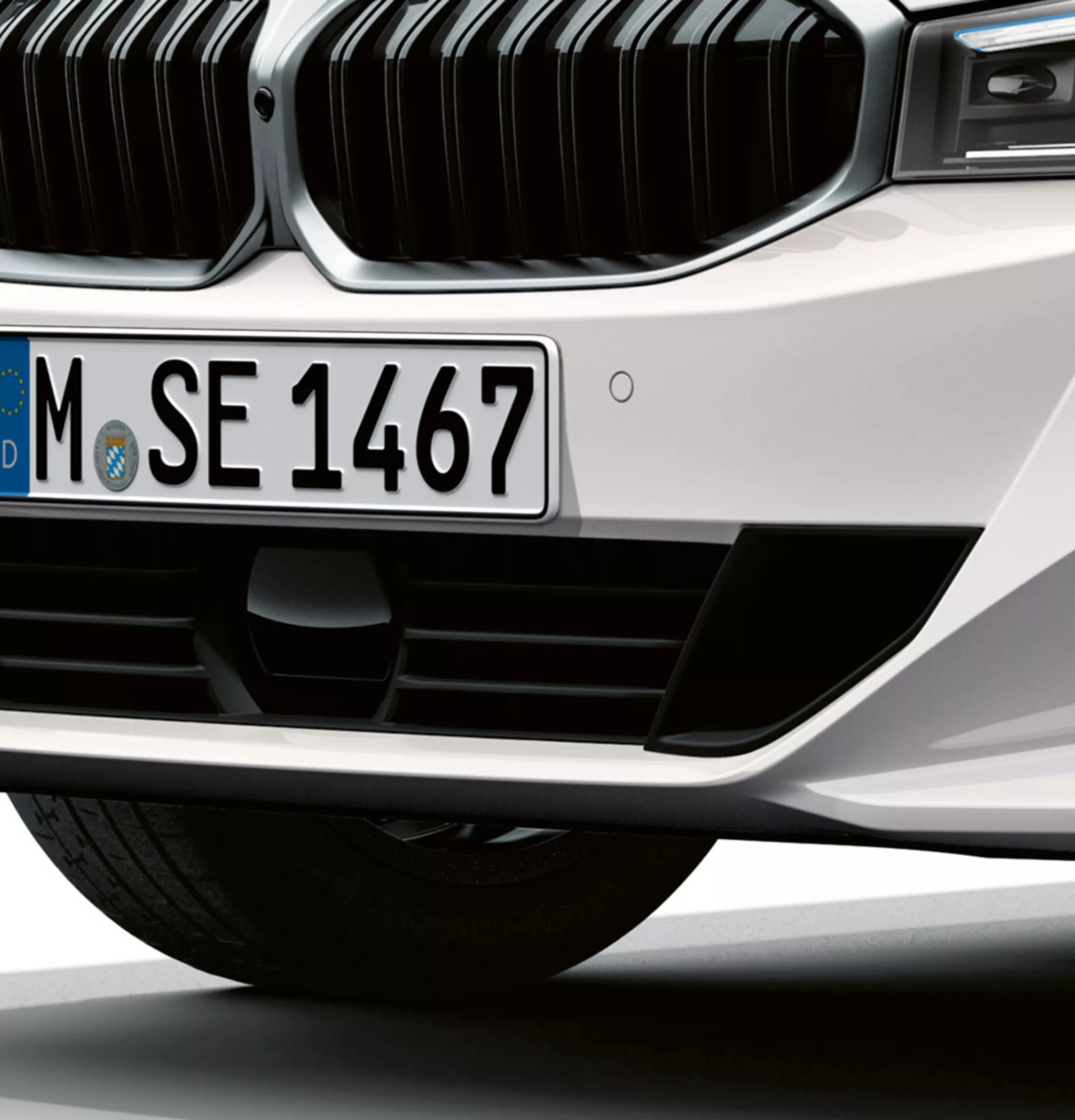Visualizzazione dei danni esterni BMW Vista anteriore a tre quarti con primo piano del paraurti.