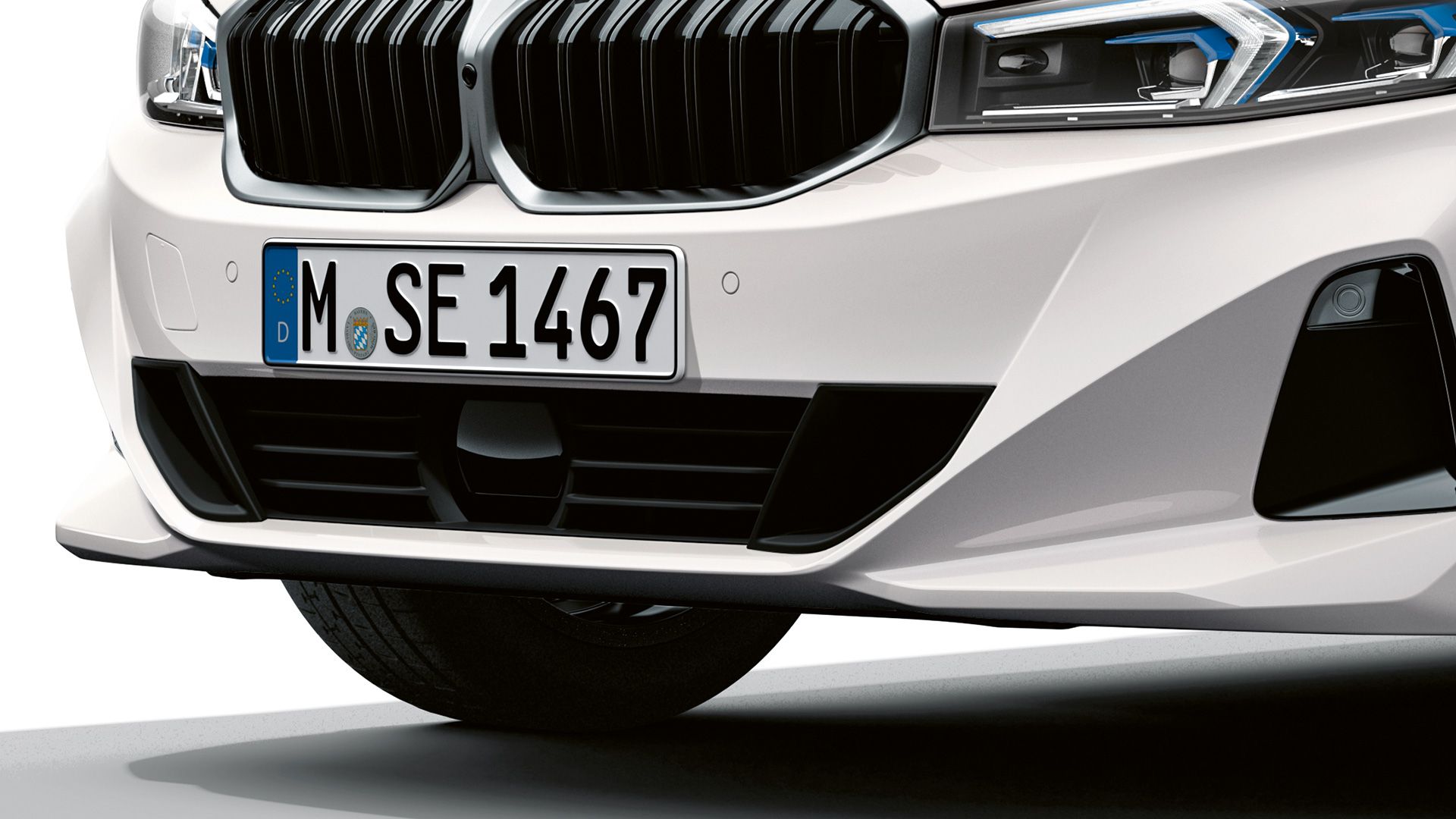 Visualizzazione dei danni esterni BMW Vista anteriore a tre quarti con primo piano del paraurti.