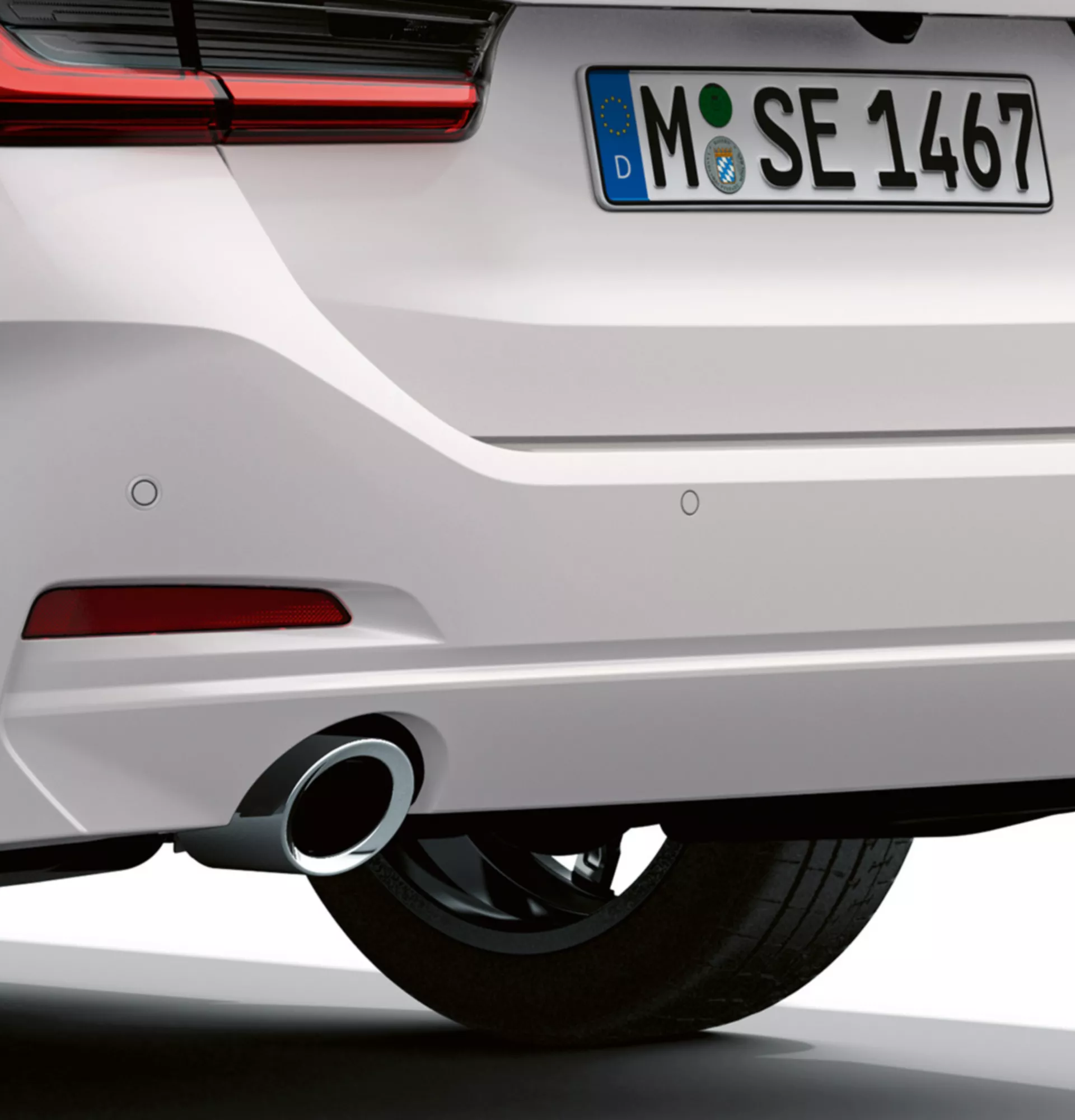 Visualizzazione dei danni esterni BMW Vista posteriore a tre quarti con primo piano sul paraurti