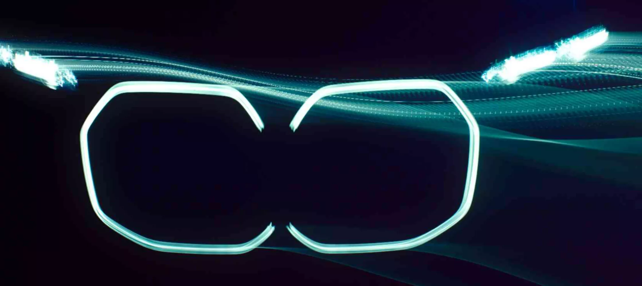 Primo piano frontale del rene e dei gruppi ottici in cristallo BMW Iconic Glow illuminati nel buio