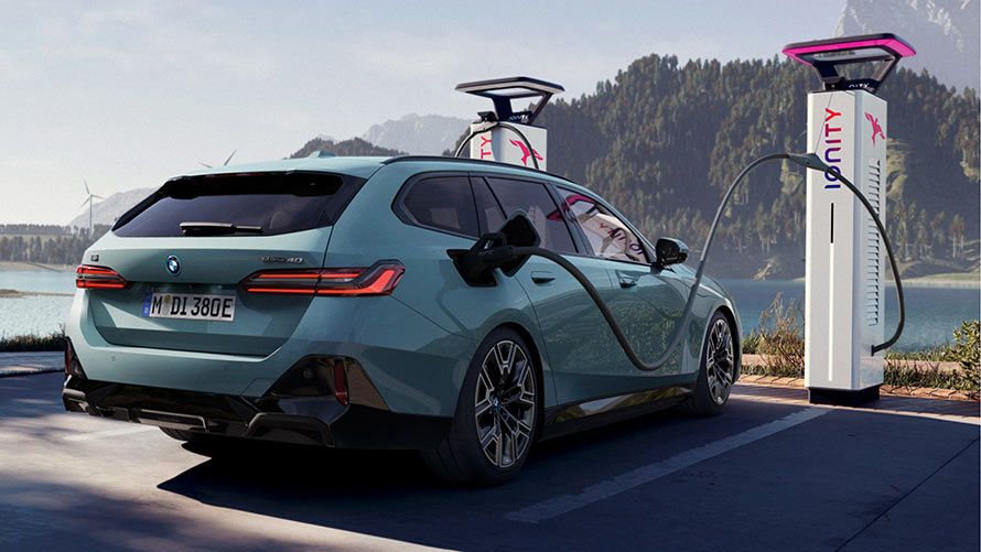 BMW i5 Touring Ionity Charging
