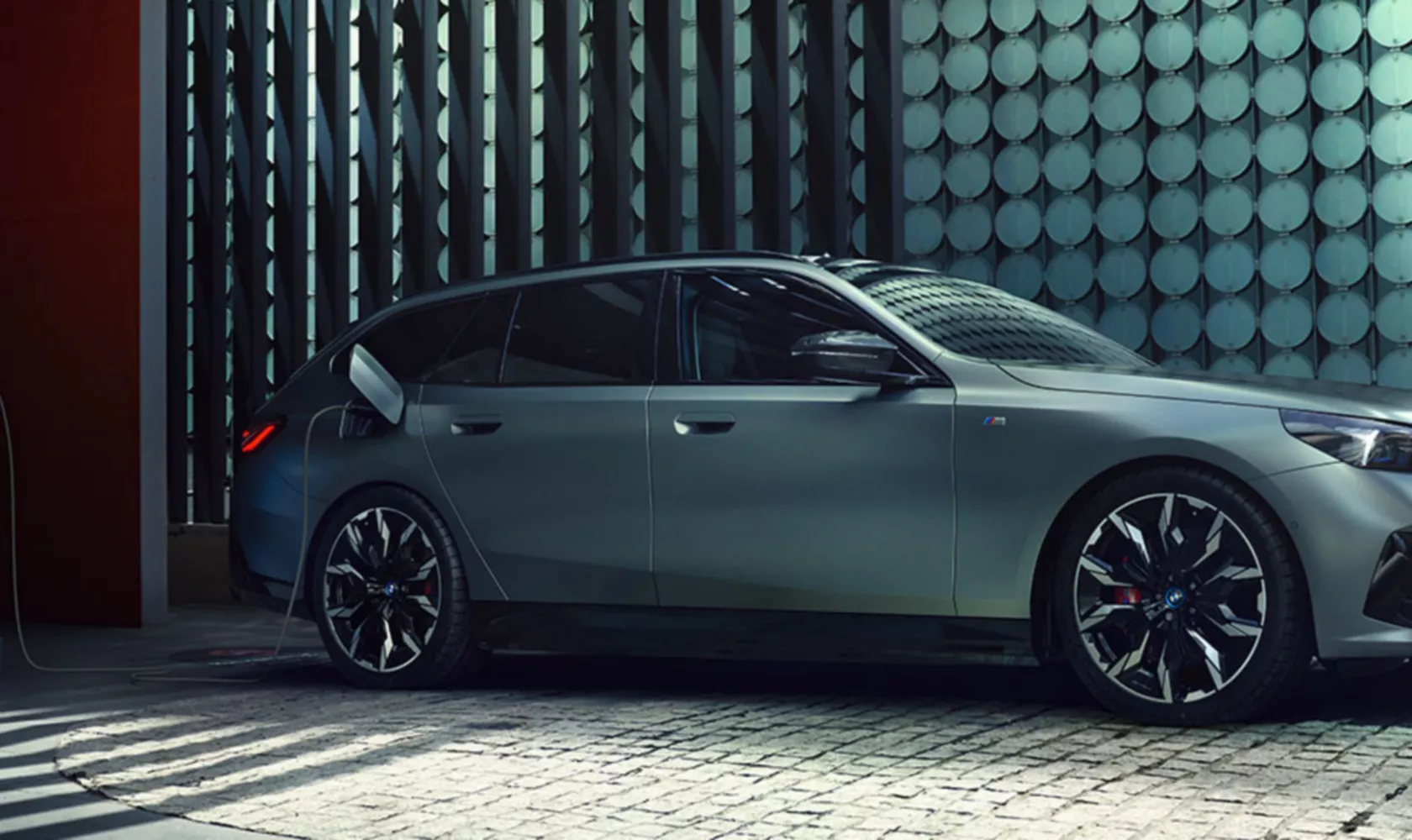 BMW Corporate Sales services voor zakelijke klanten BMW aan het laadstation