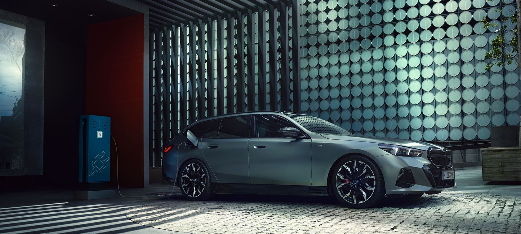 BMW Corporate Sales services voor zakelijke klanten BMW aan het laadstation