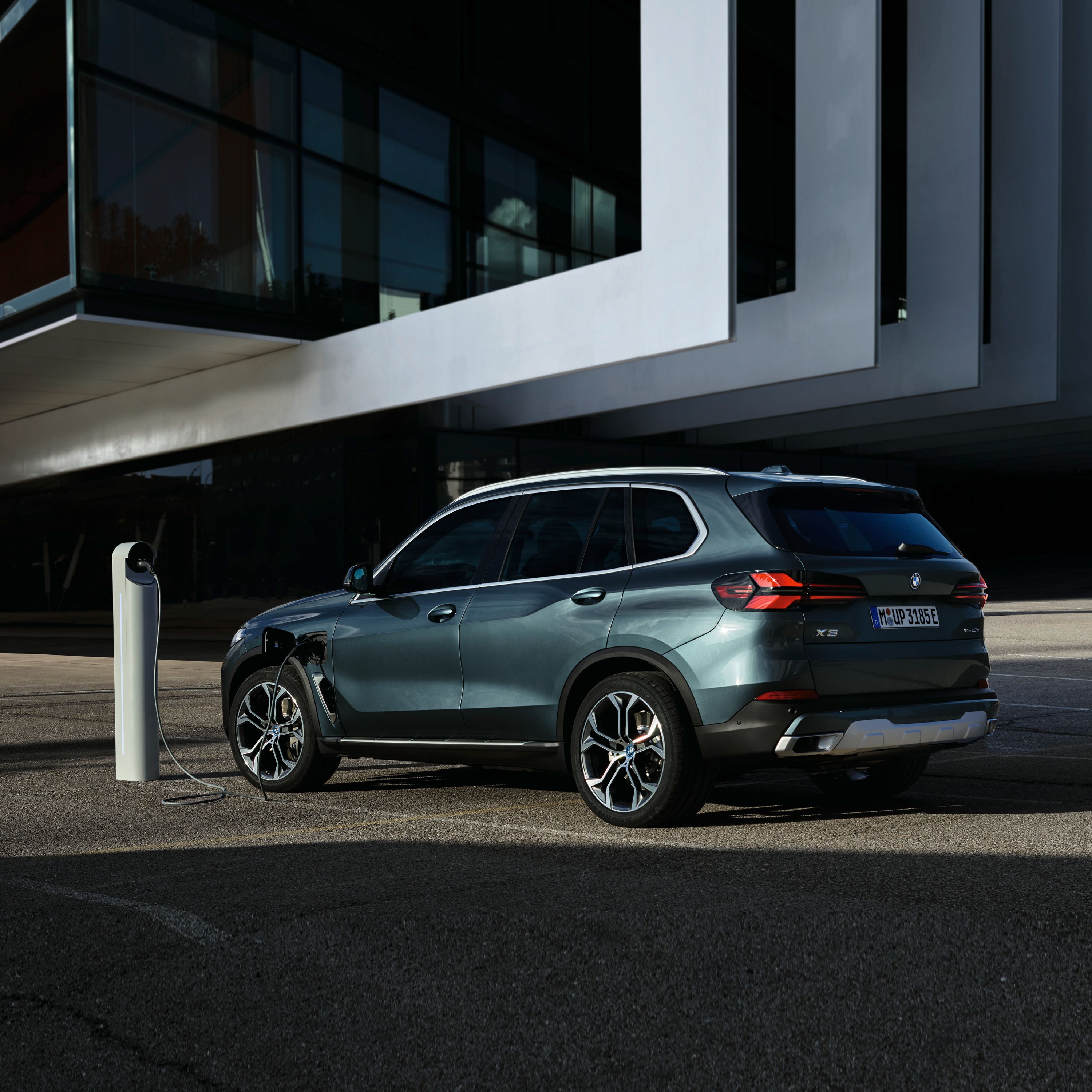 BMWのプラグイン・ハイブリッド：BMW X5 xDrive50e サイド・ビュー 