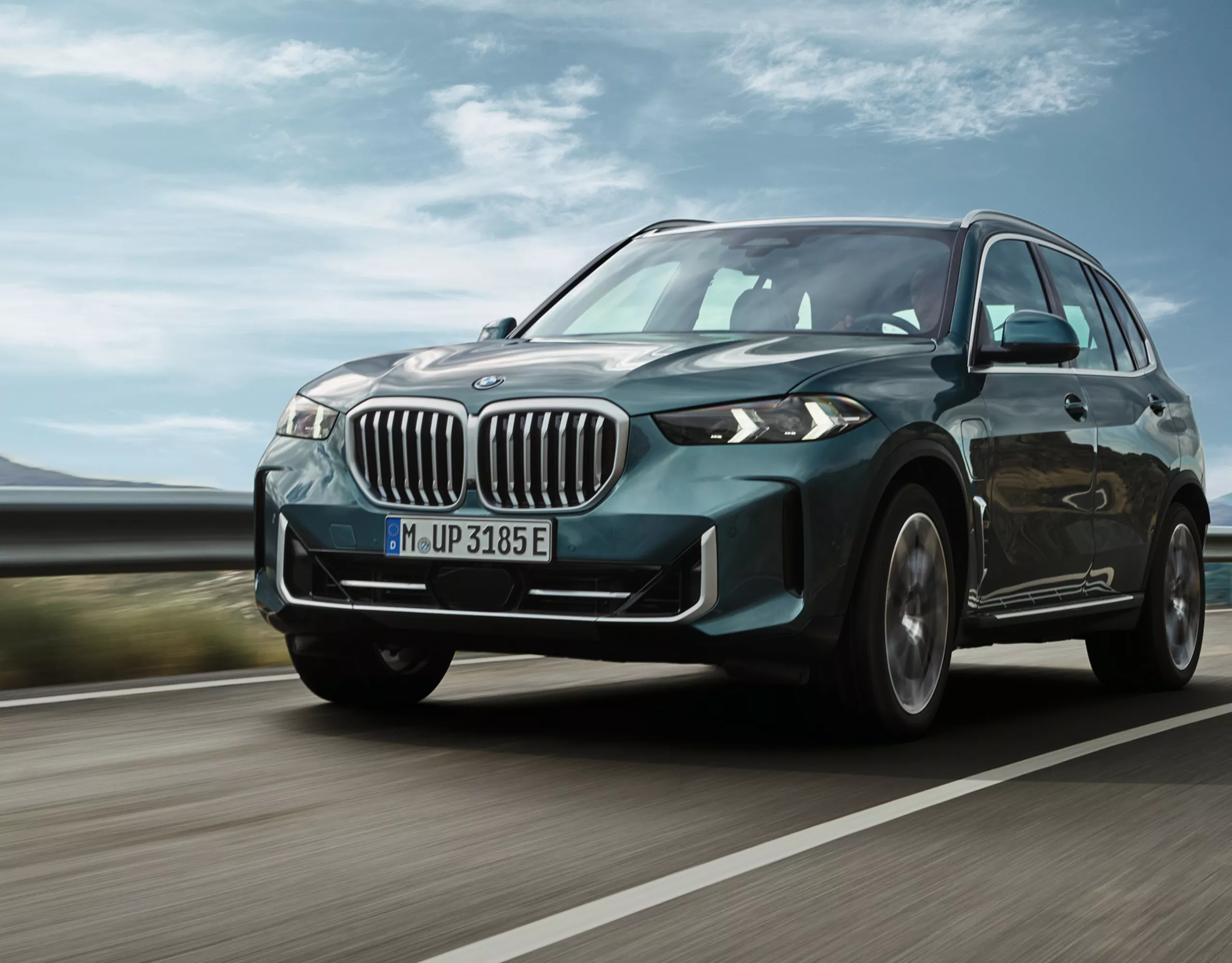 高速道路を走るBMW X5