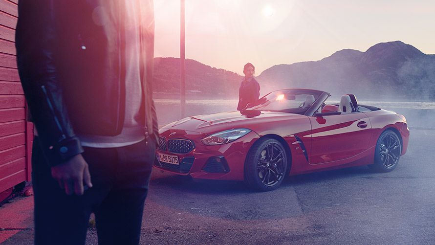 BMW Financial Services, BMW Ασφάλιση Αυτοκινήτου, πλαϊνή λήψη τριών τετάρτων με γυναίκα μπροστά σε ορεινό τοπίο 