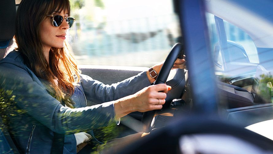 BMW Financial Services, BMW Εγγυημένη Προστασία Περιουσιακών Στοιχείων, γυναίκα οδηγεί μία BMW