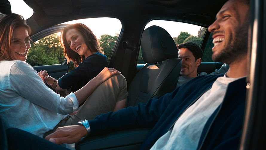 BMW Financial Services, BMW Προστασία Δανείου, γελαστοί άντρες και γυναίκες σε μία BMW 