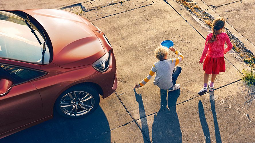 BMW Financial Services, BMW Εγγυημένη Προστασία Περιουσιακών Στοιχείων, γυναίκα οδηγεί μία BMW