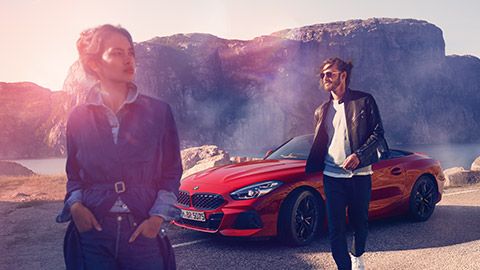 BMW Financial Services, BMW, πλαϊνή λήψη τριών τετάρτων με άντρα και γυναίκα μπροστά σε ορεινό τοπίο