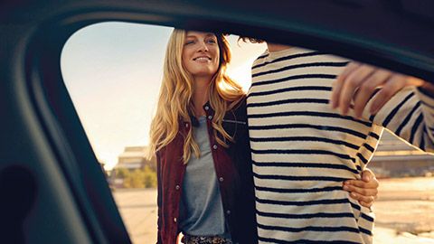 BMW Financial Services, άντρας και γυναίκα, φωτογραφημένοι μέσα από το παράθυρο μίας BMW