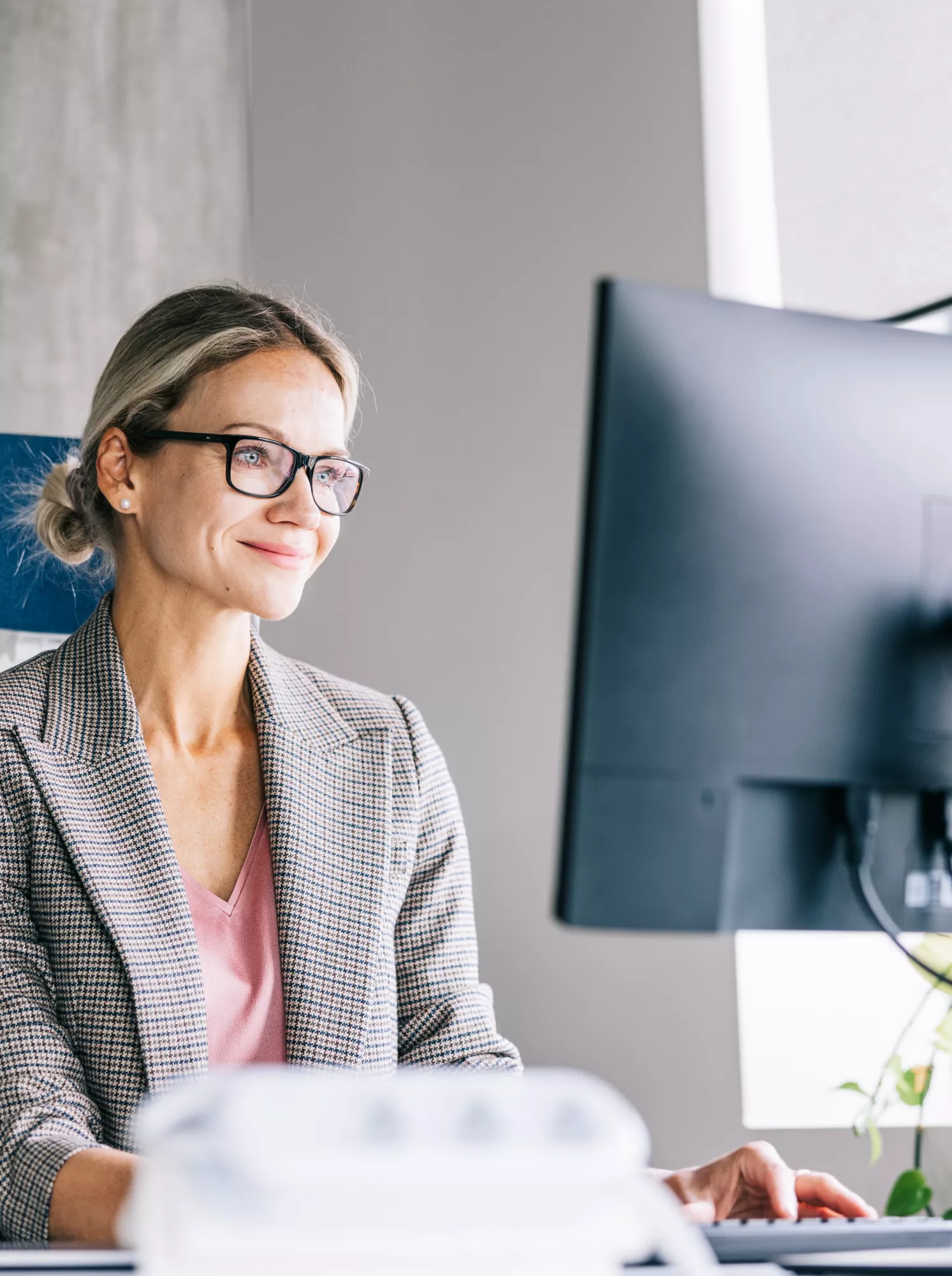 Un homme d'affaires travaille à un bureau avec un ordinateur dans un environnement de bureau moderne