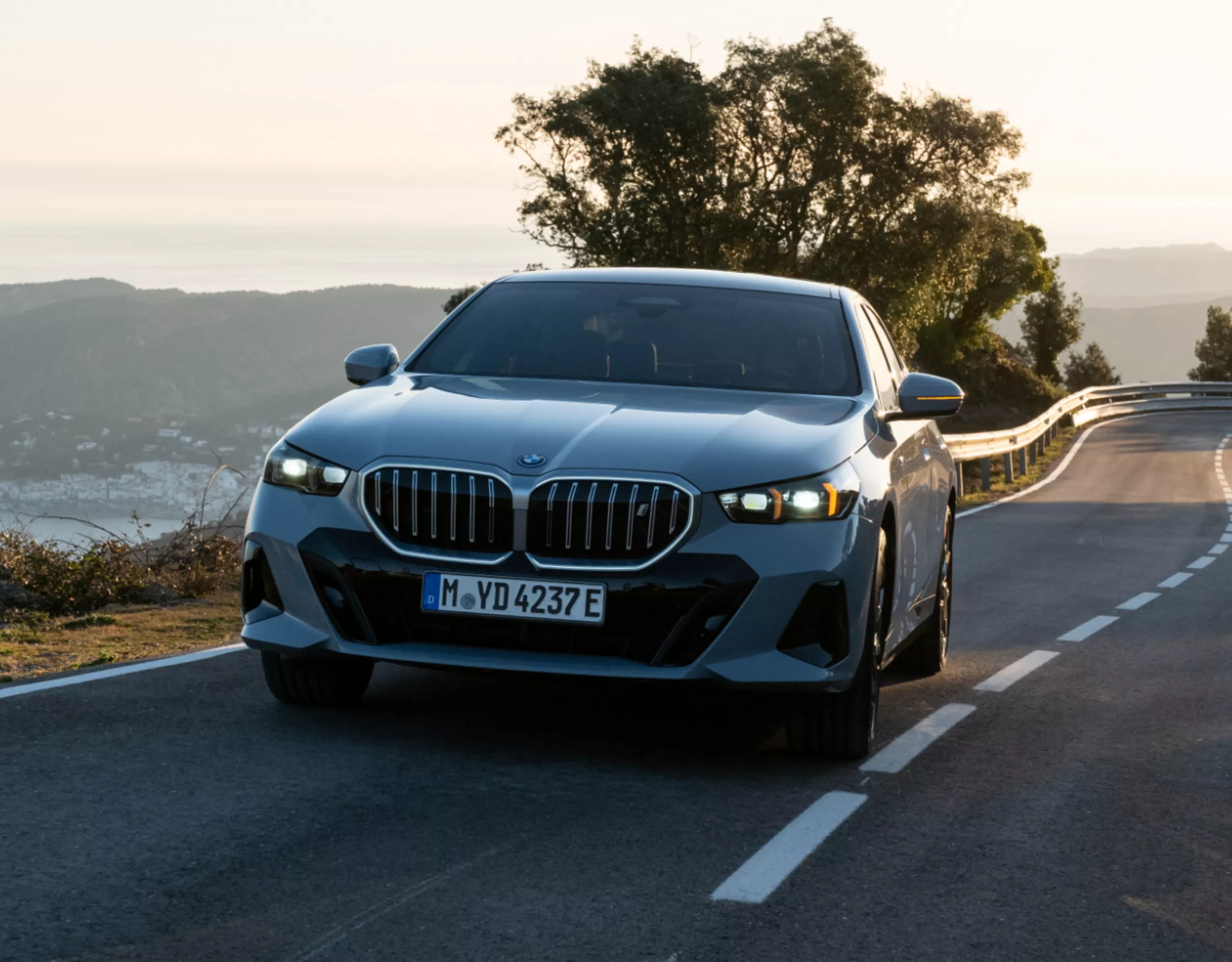 BMW i5純電豪華房車，Frozen Pure Grey Metallic銀粉漆，在地中海的沿海公路上