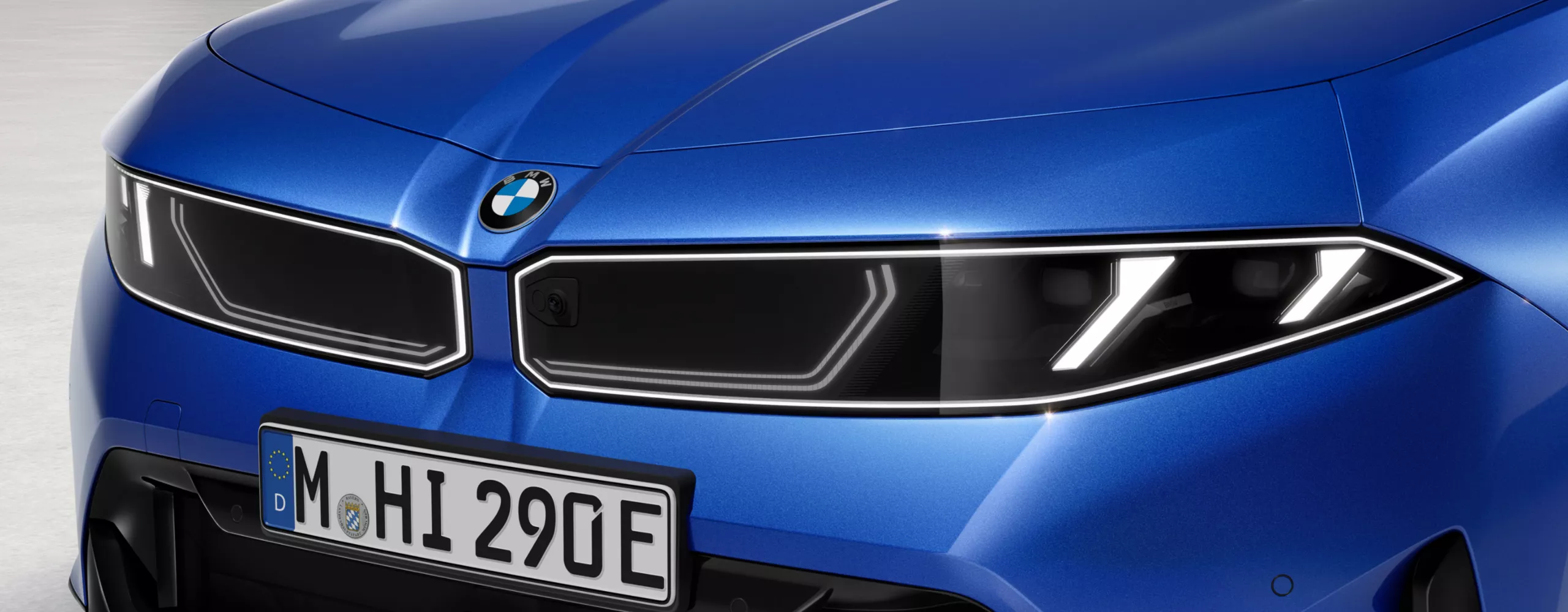 Detailansicht des BMW Markenemblems auf der Motorhaube.