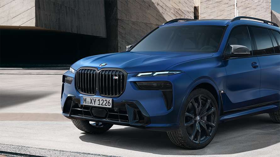 BMW X7 M60i xDrive G07 LCI BMW Individual フローズン・マリナ・ベイ・ブルー（メタリック） 斜めからのサイド・ビュー