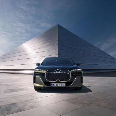 BMW X7, BMW 8 Series Gran Coupé and BMW 7 Series Saloon stand side by side in front of a building by the sea
