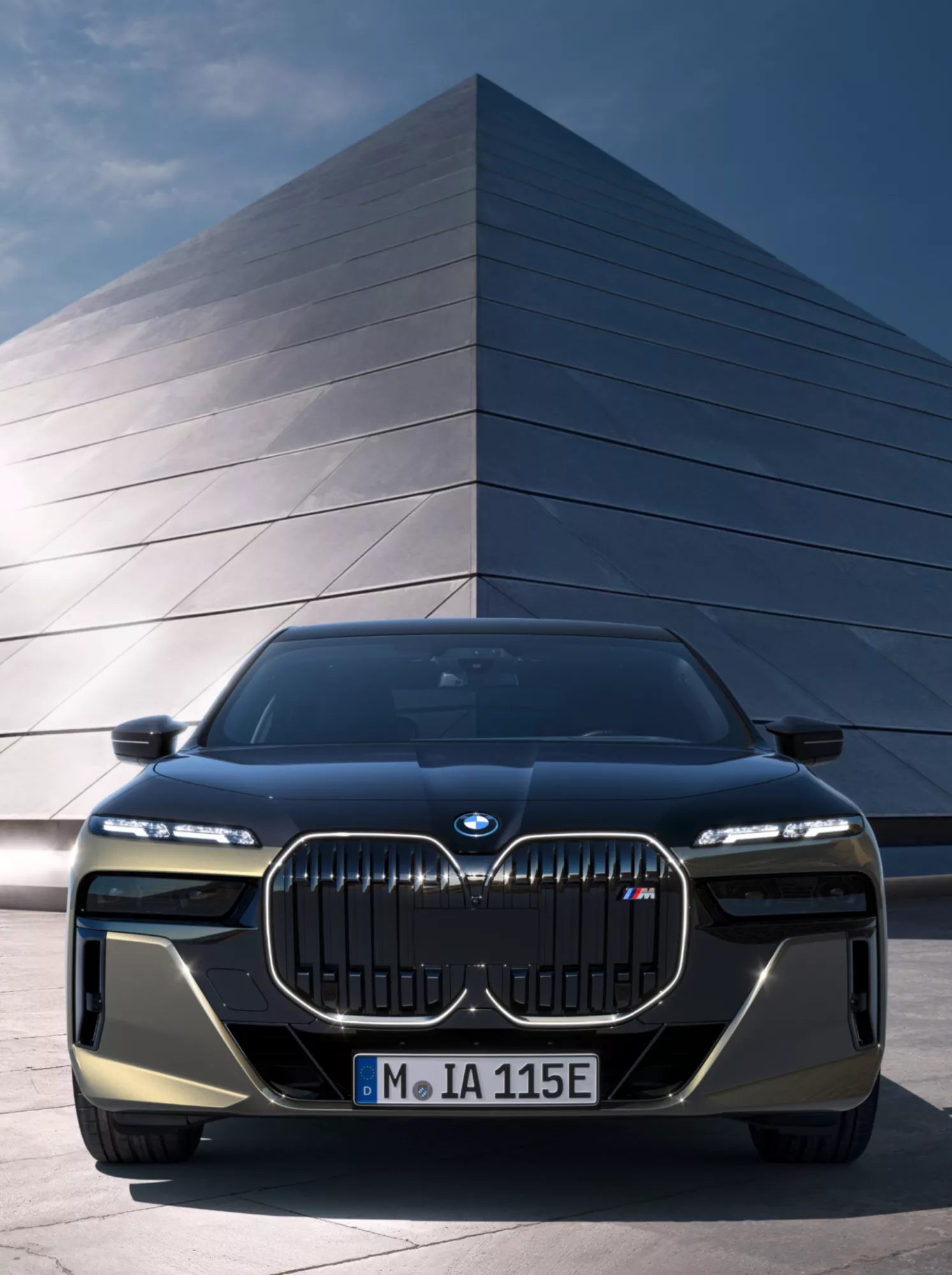 BMW X7, BMW 8er Gran Coupé und BMW 7er Limousine stehen nebeneinander vor einem Gebäude am Meer