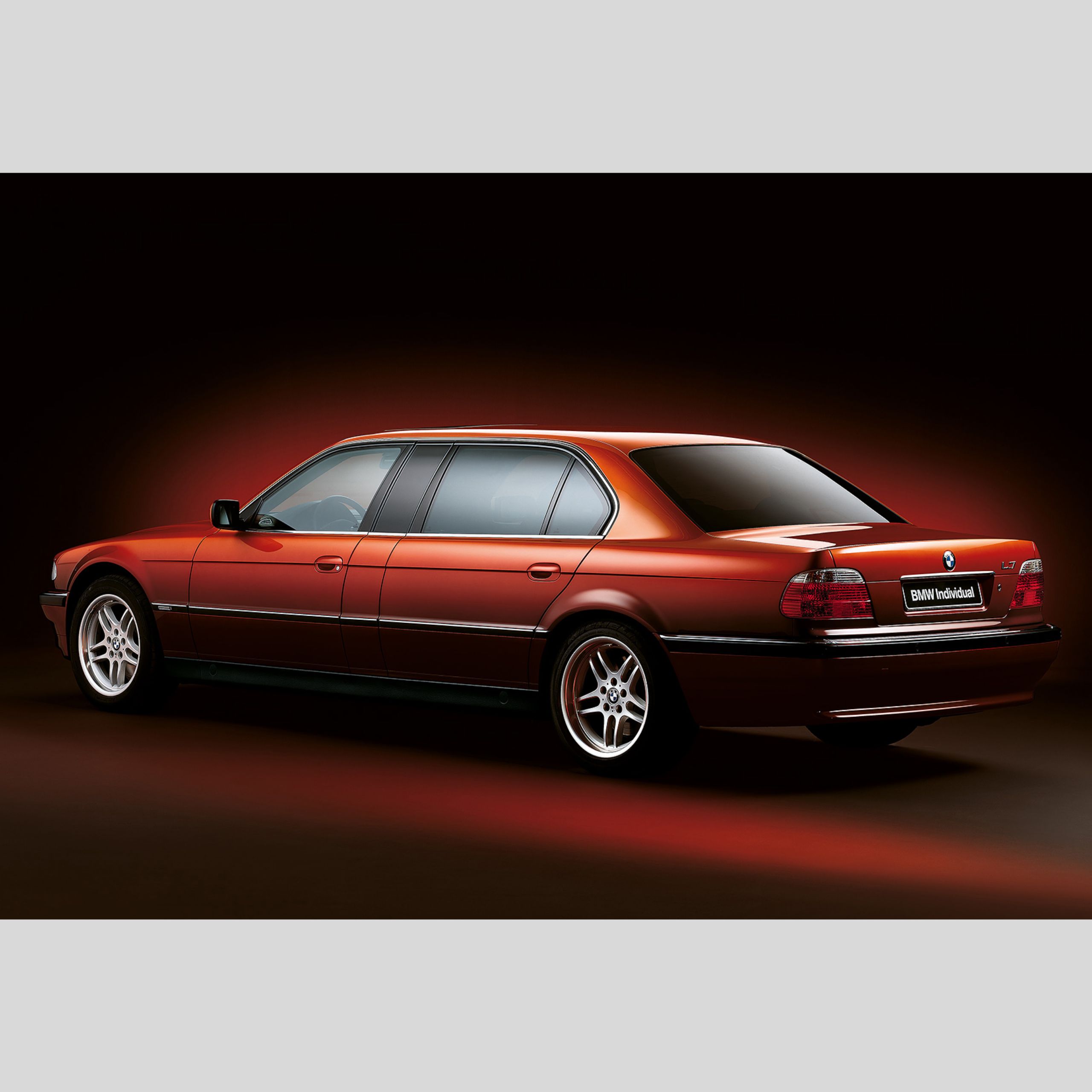 Zijaanzicht van de BMW Individual L7 Karl Lagerfeld