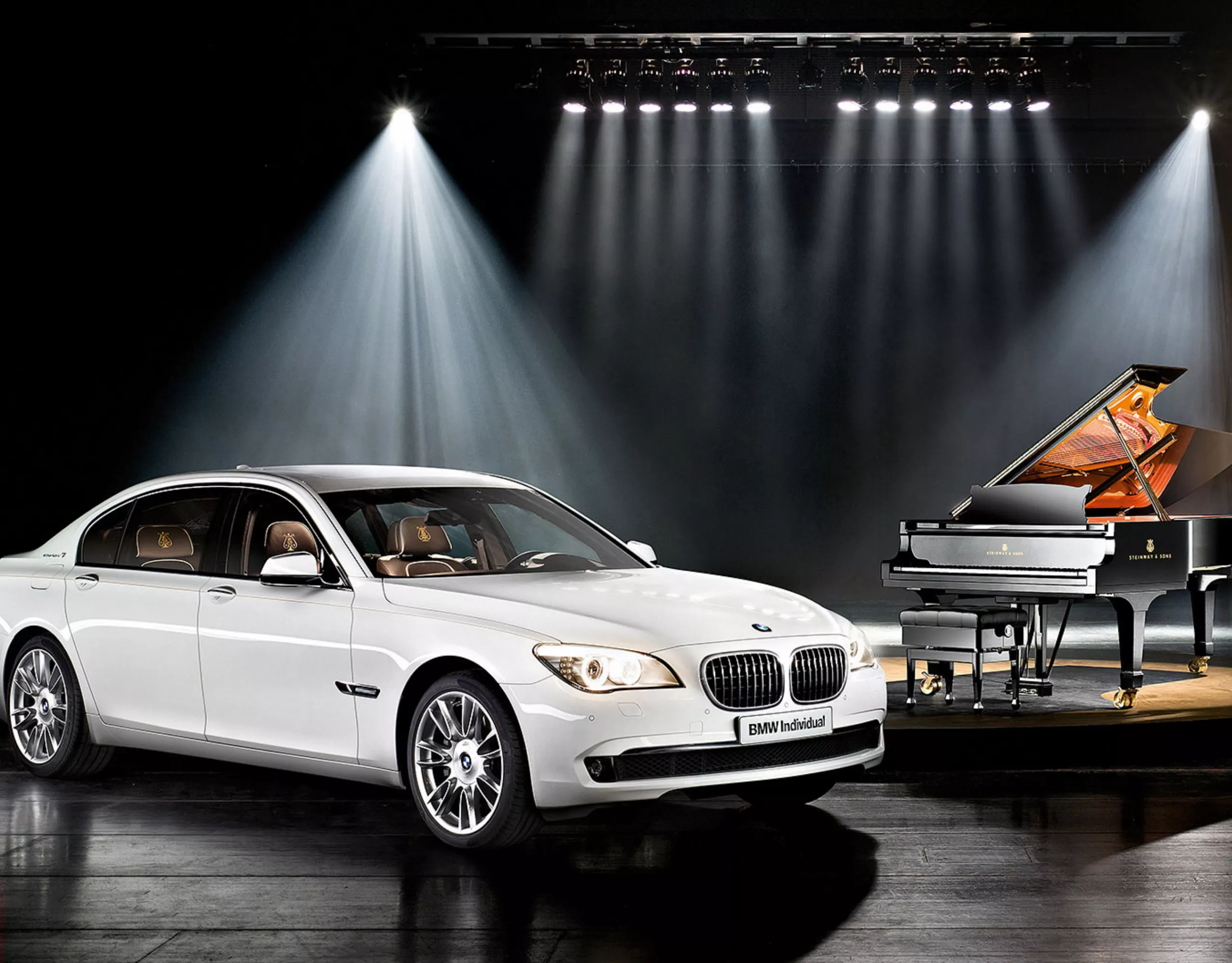 BMW Individual 7 Series Composition inspired by Steinway & Sons mit Klavier im Hintergrund