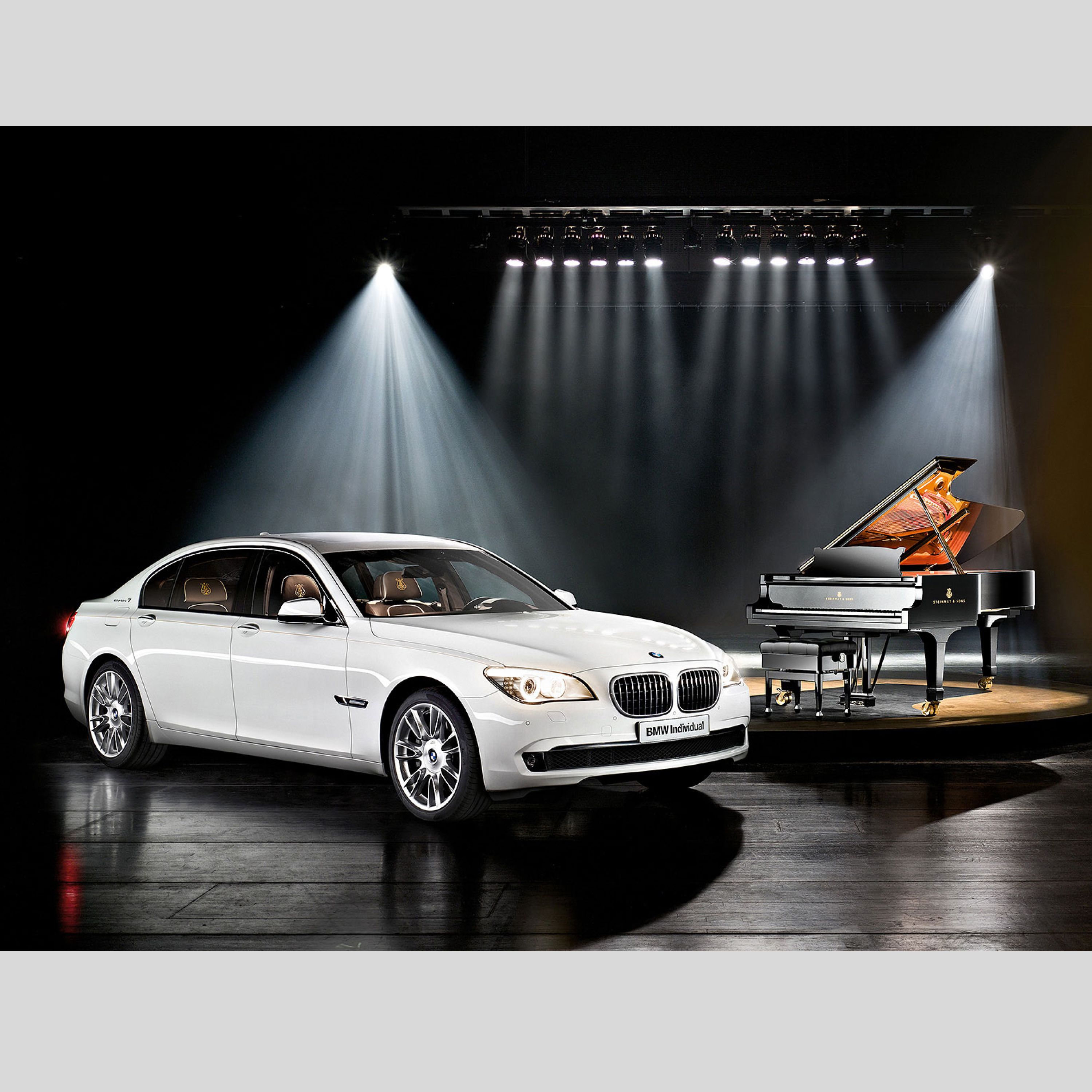 BMW Individual 7 Series Composition inspired by Steinway & Sons mit Klavier im Hintergrund