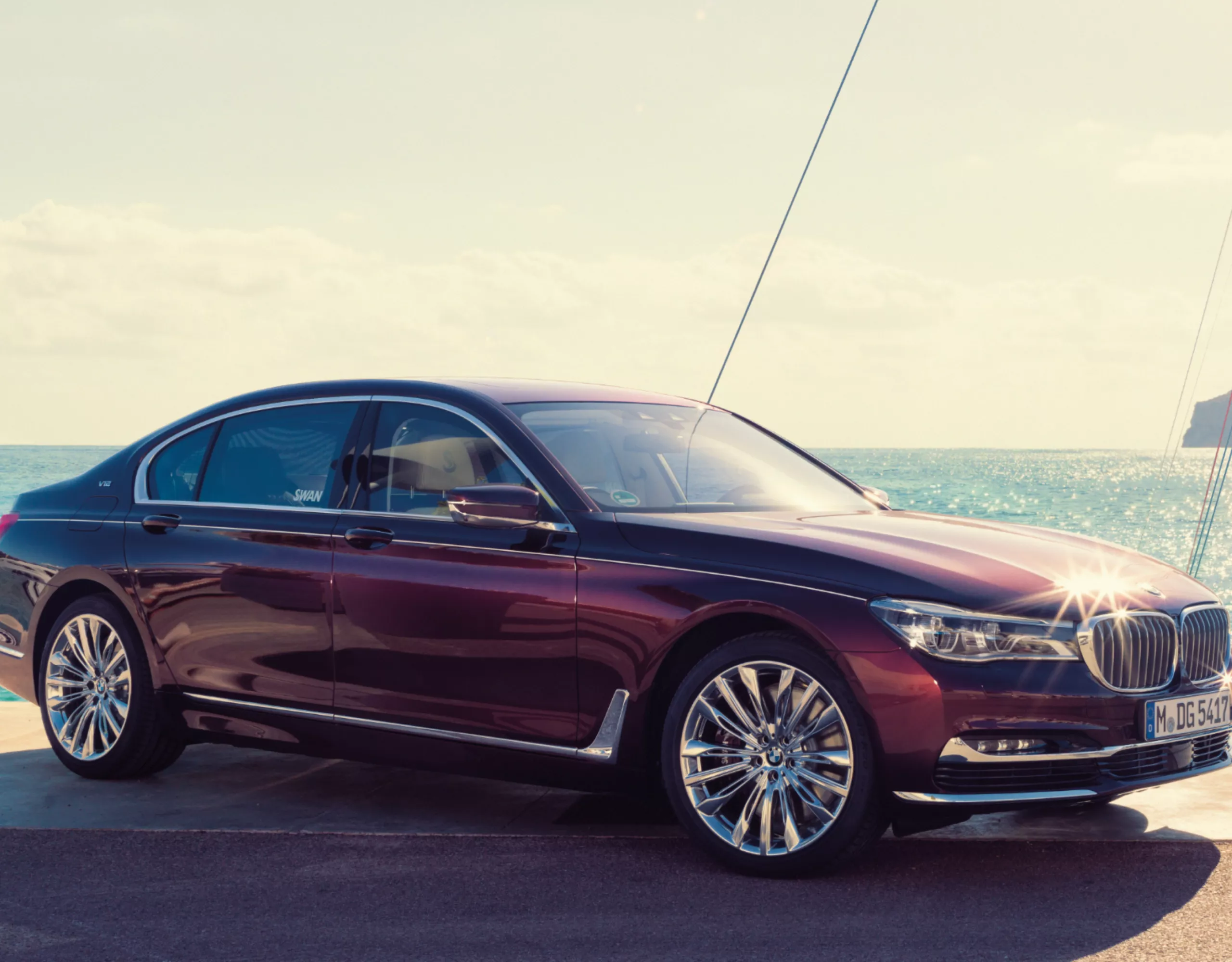 BMW Individual M760Li inspired by Nautor’s Swan mit Hafenaussicht